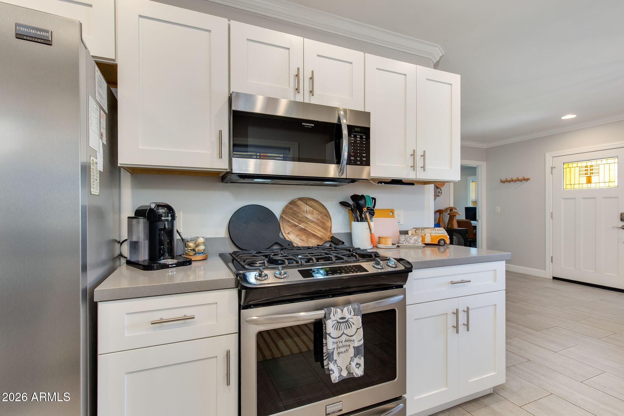 1413 W GLENROSA Avenue