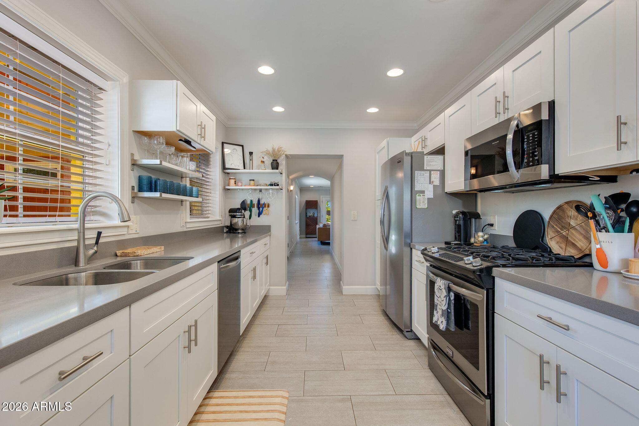 1413 W GLENROSA Avenue