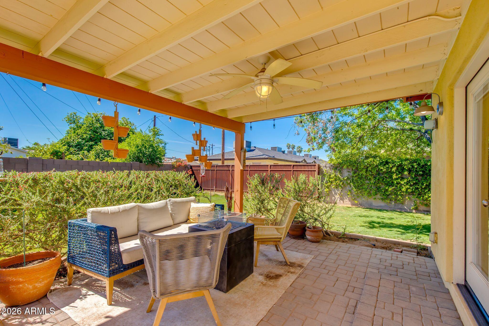 1413 W GLENROSA Avenue