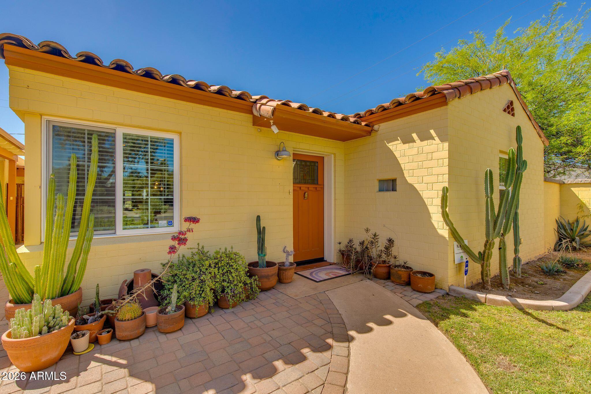 1413 W GLENROSA Avenue