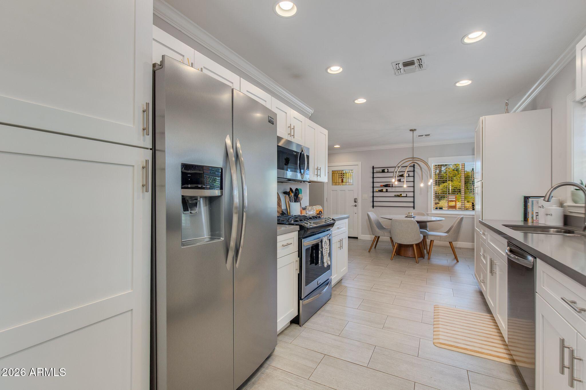 1413 W GLENROSA Avenue