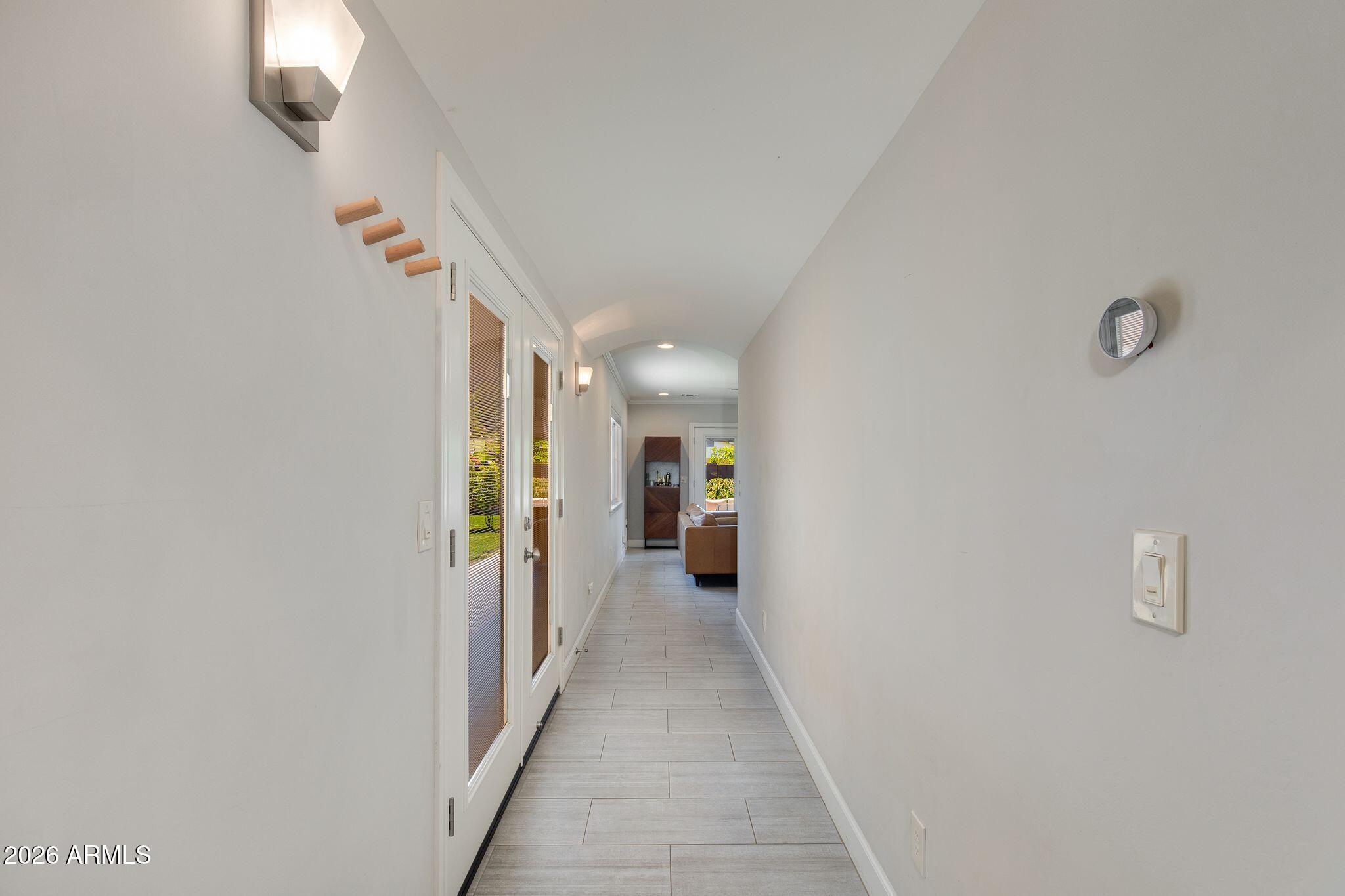 1413 W GLENROSA Avenue