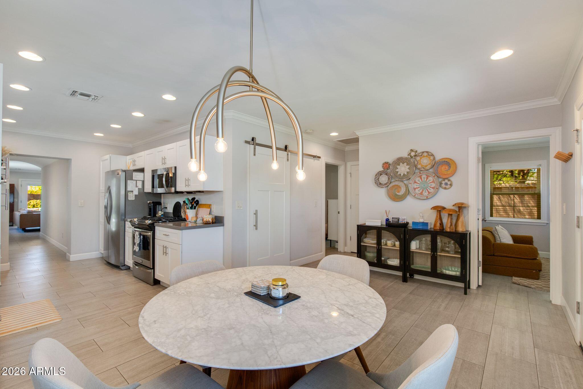 1413 W GLENROSA Avenue