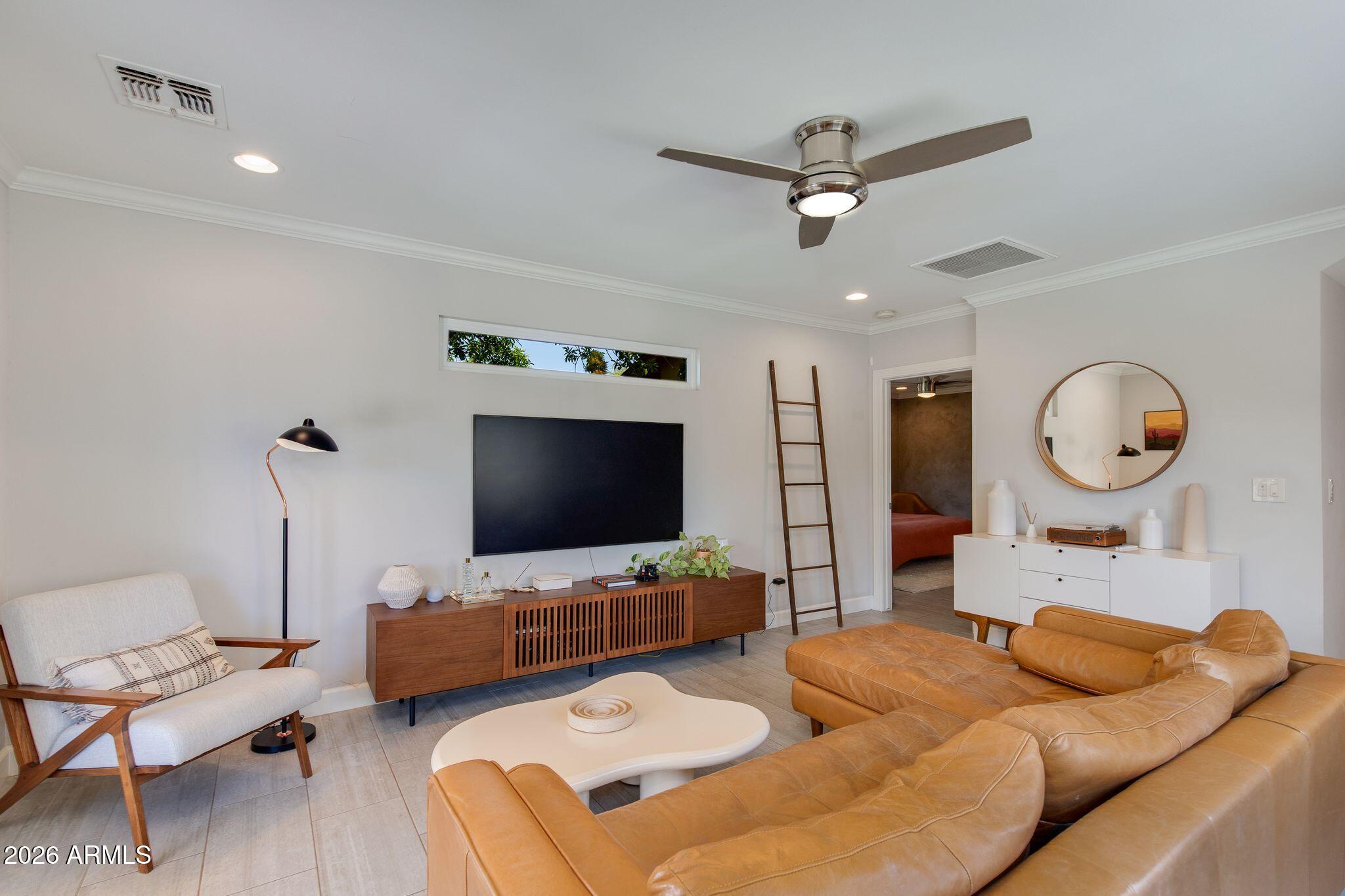 1413 W GLENROSA Avenue