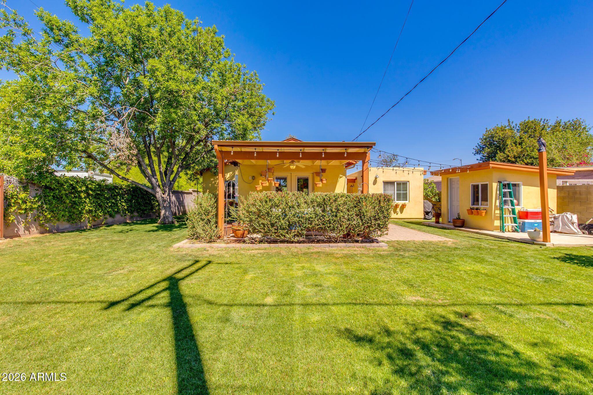 1413 W GLENROSA Avenue