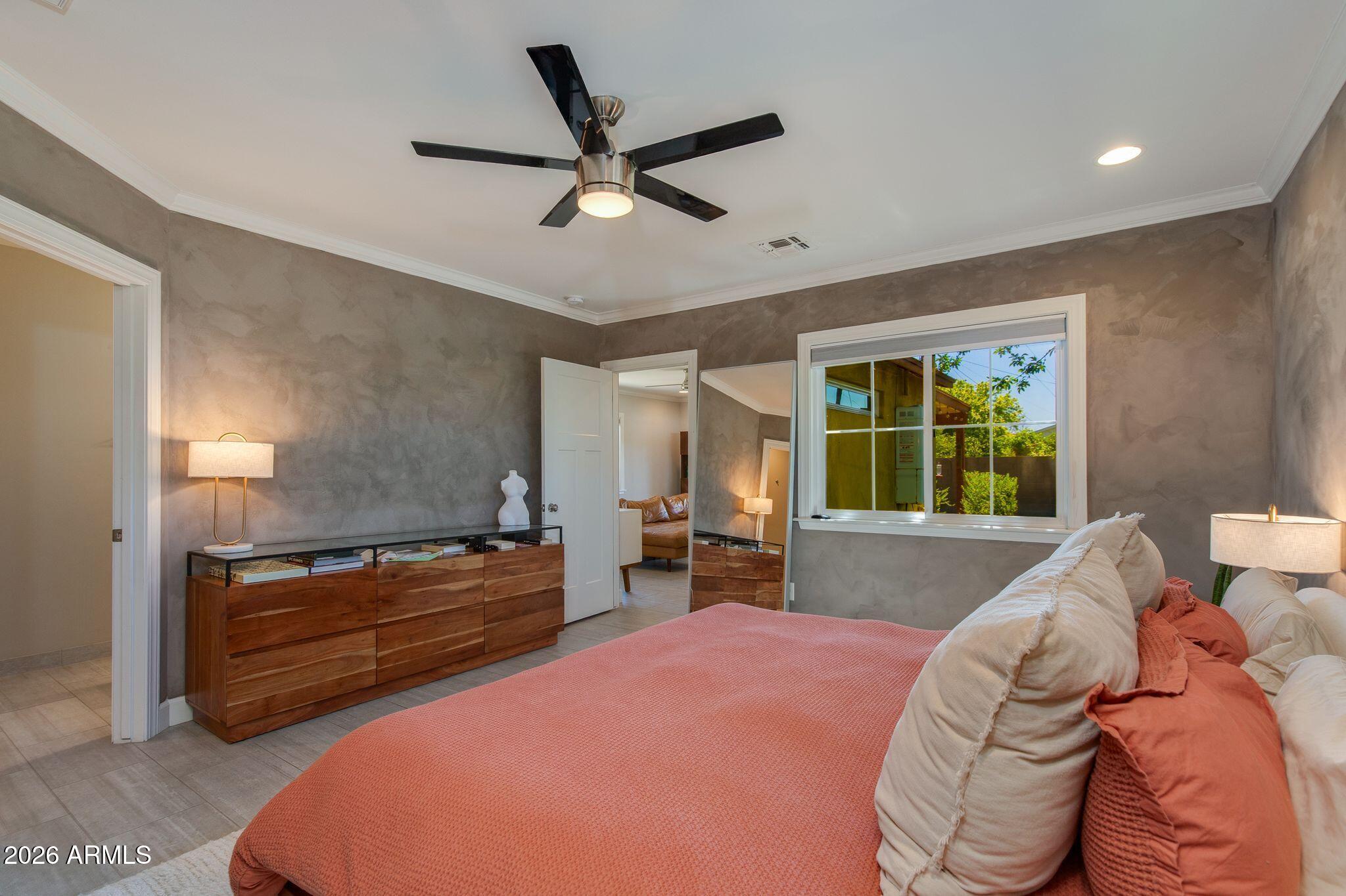 1413 W GLENROSA Avenue