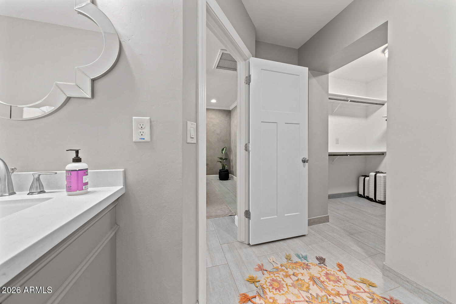 1413 W GLENROSA Avenue