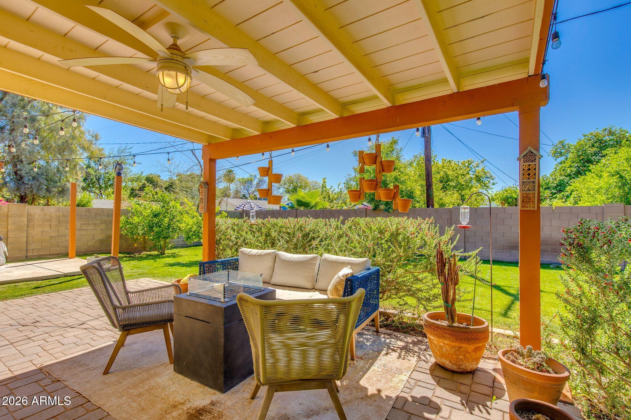 1413 W GLENROSA Avenue