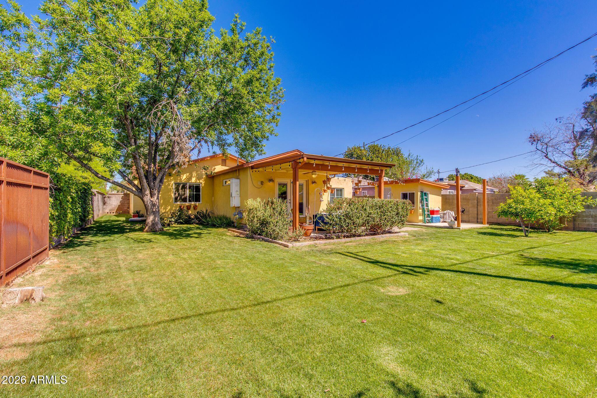 1413 W GLENROSA Avenue