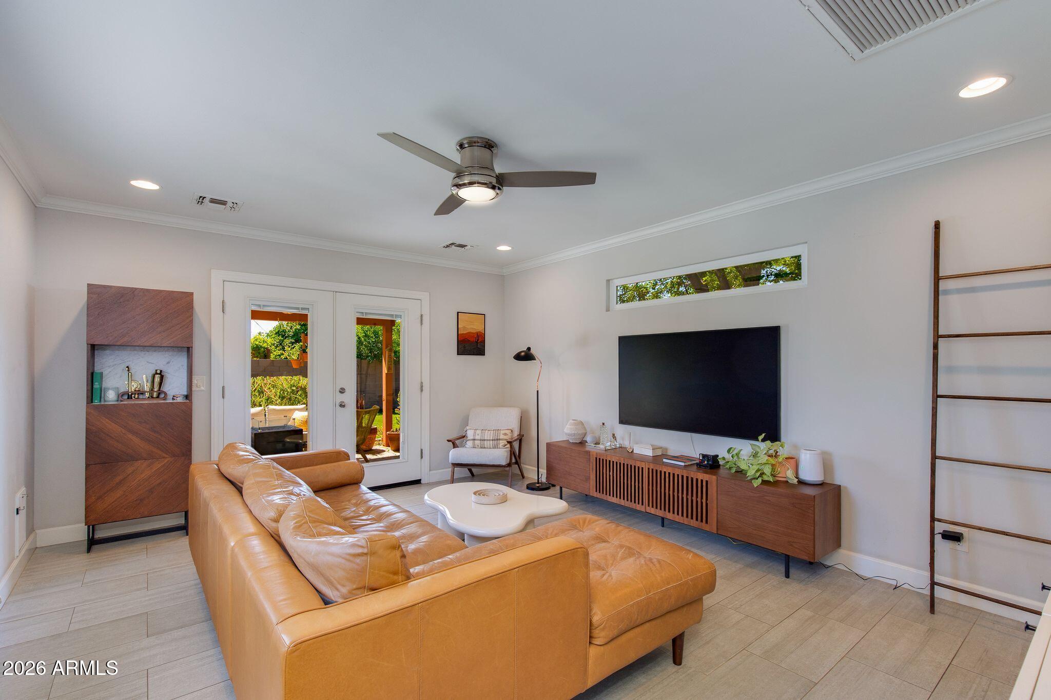 1413 W GLENROSA Avenue