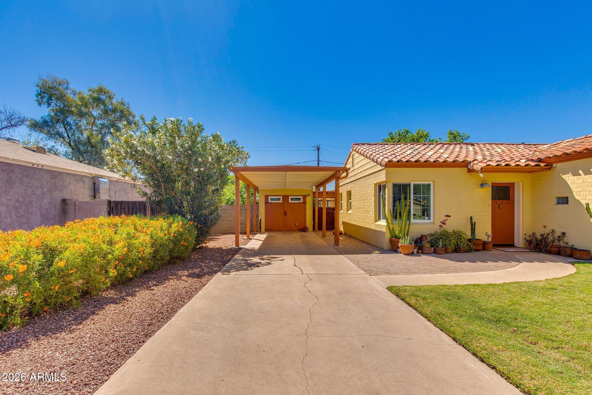 1413 W GLENROSA Avenue