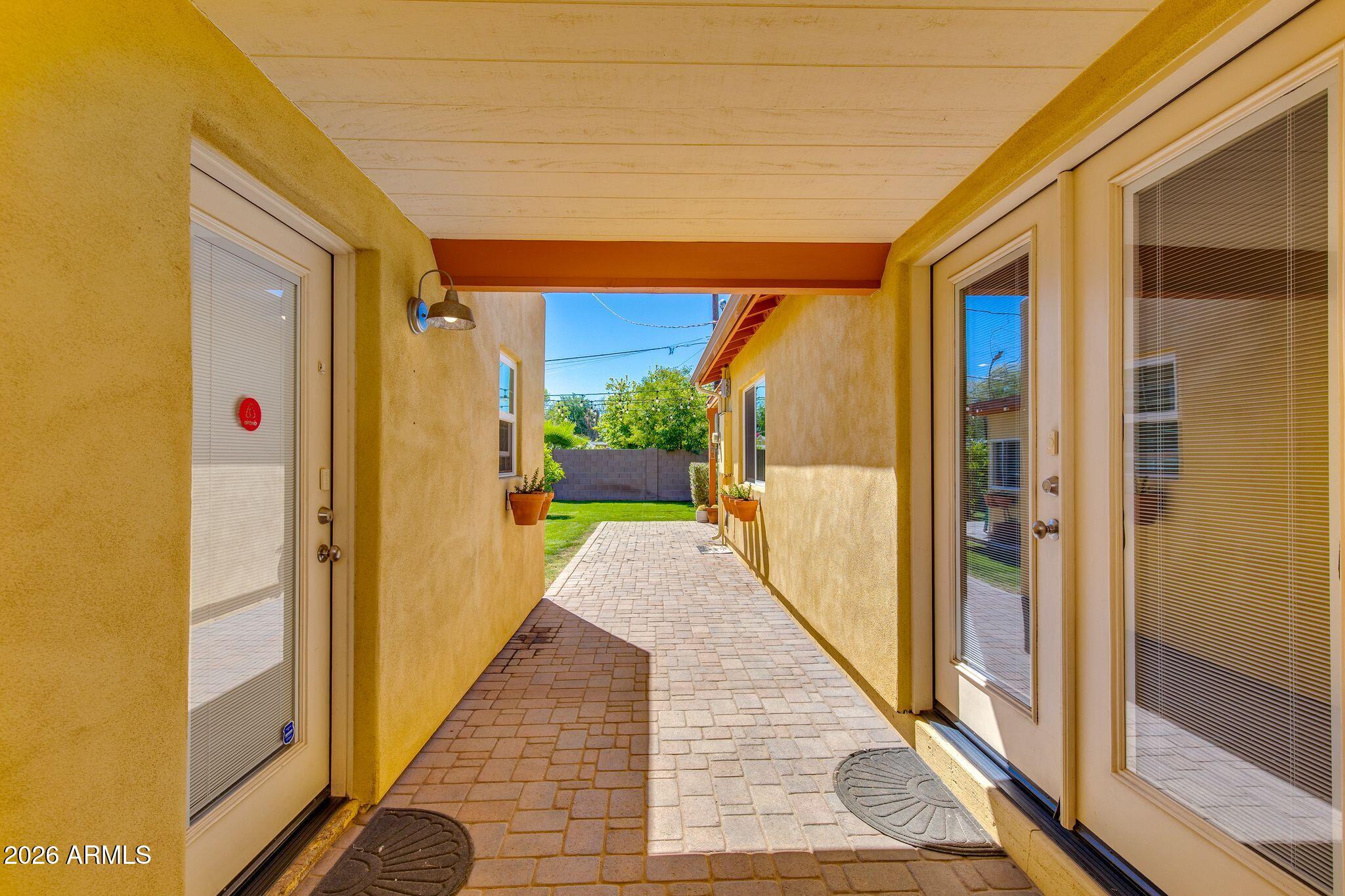 1413 W GLENROSA Avenue