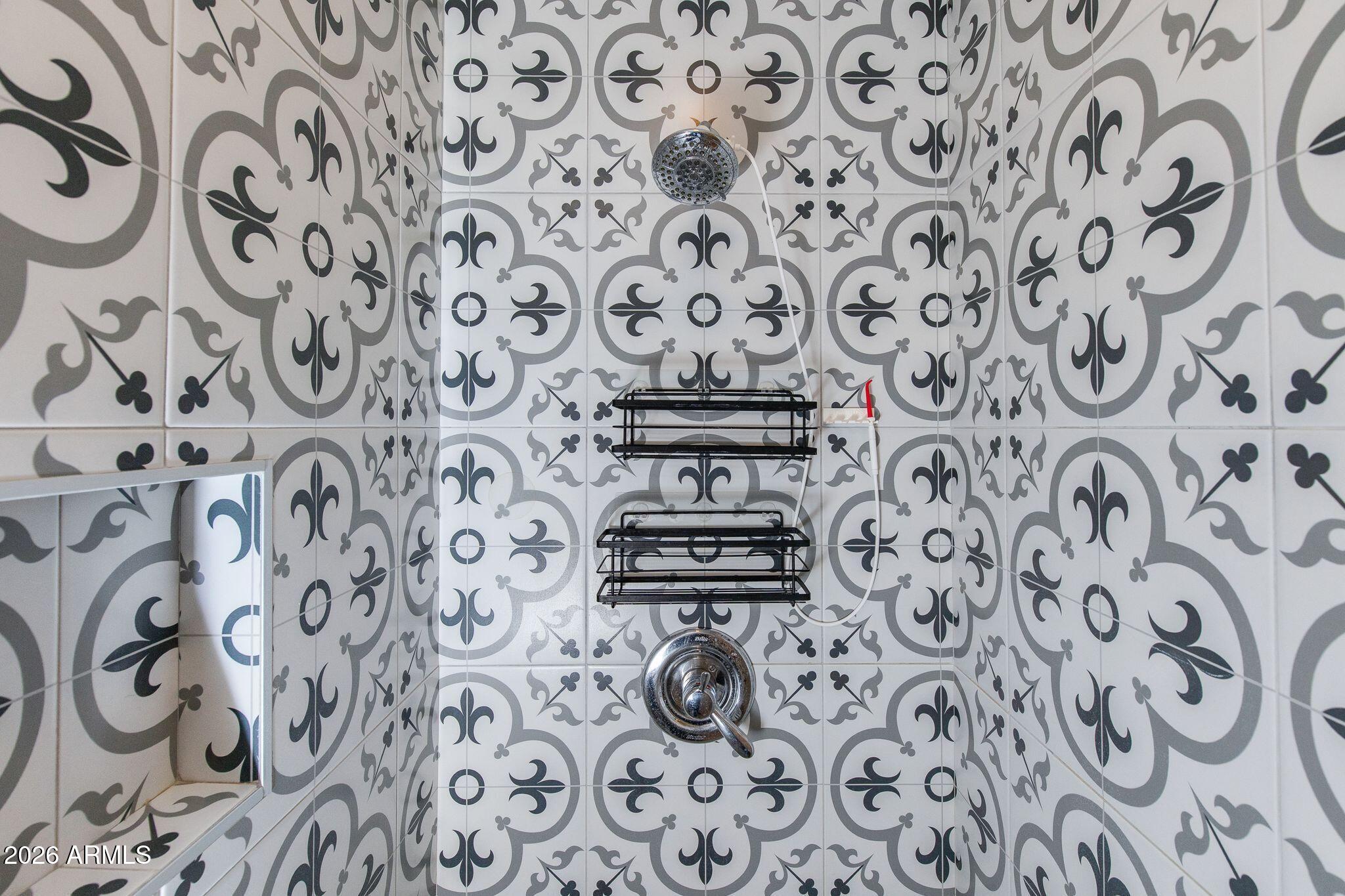 1413 W GLENROSA Avenue