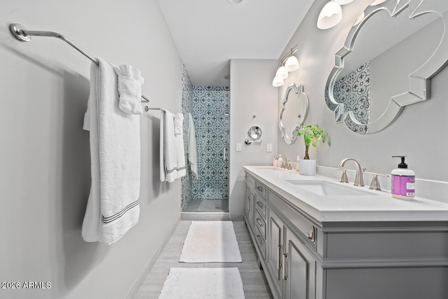 1413 W GLENROSA Avenue