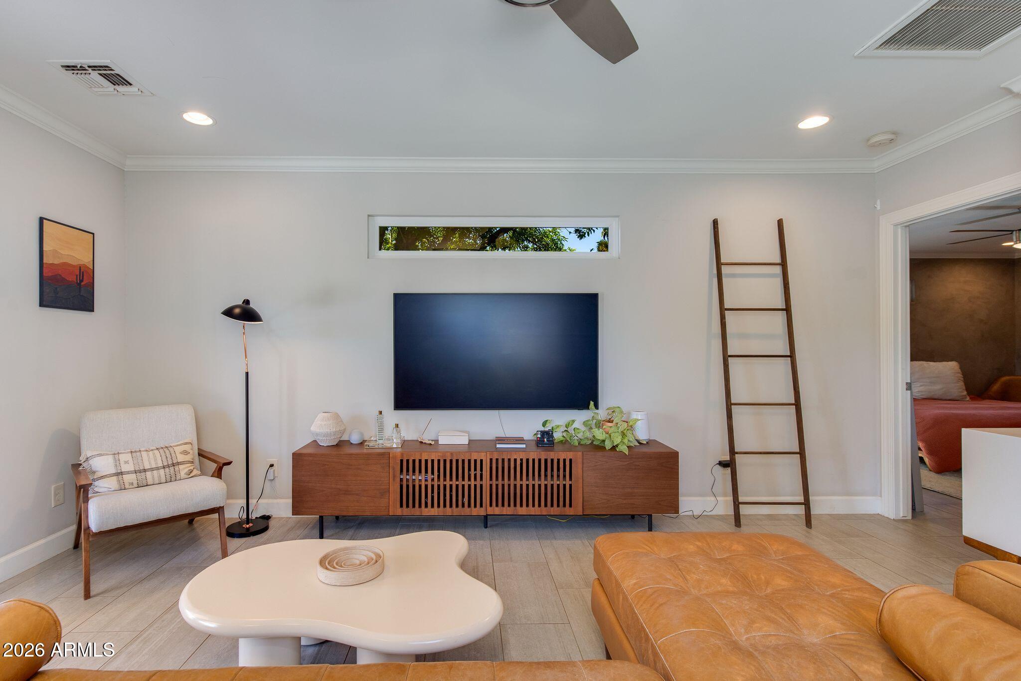 1413 W GLENROSA Avenue