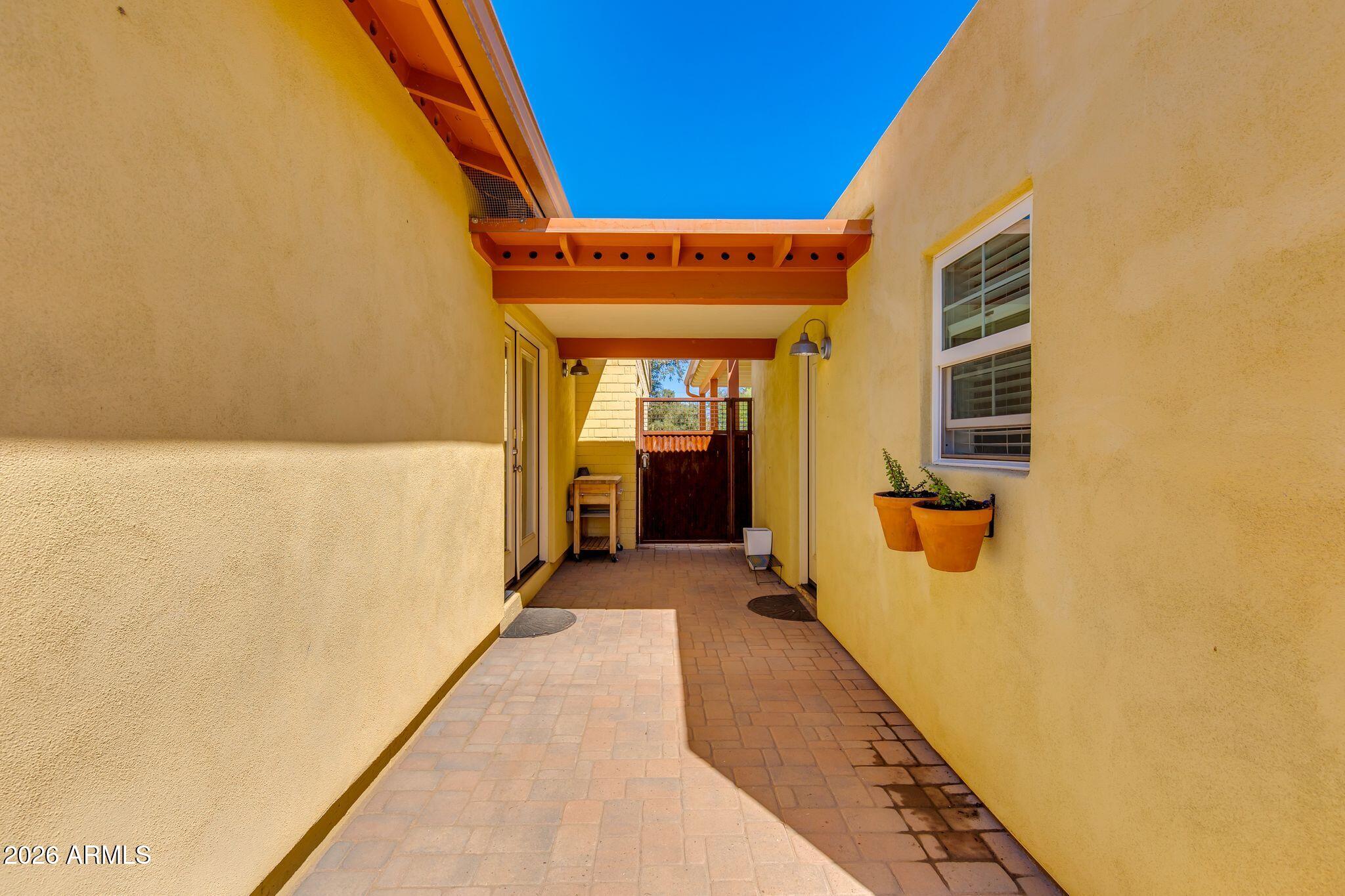 1413 W GLENROSA Avenue