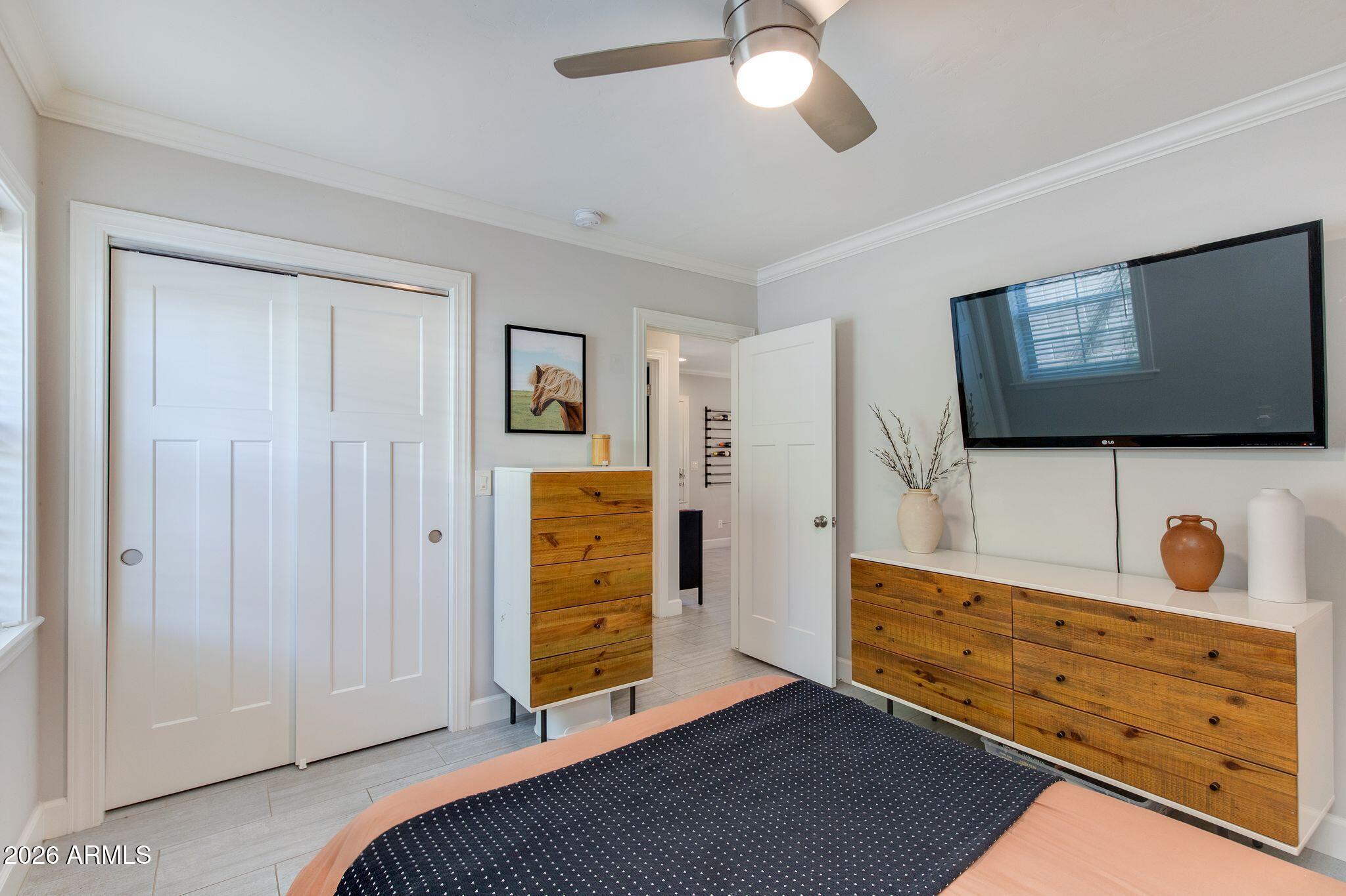 1413 W GLENROSA Avenue