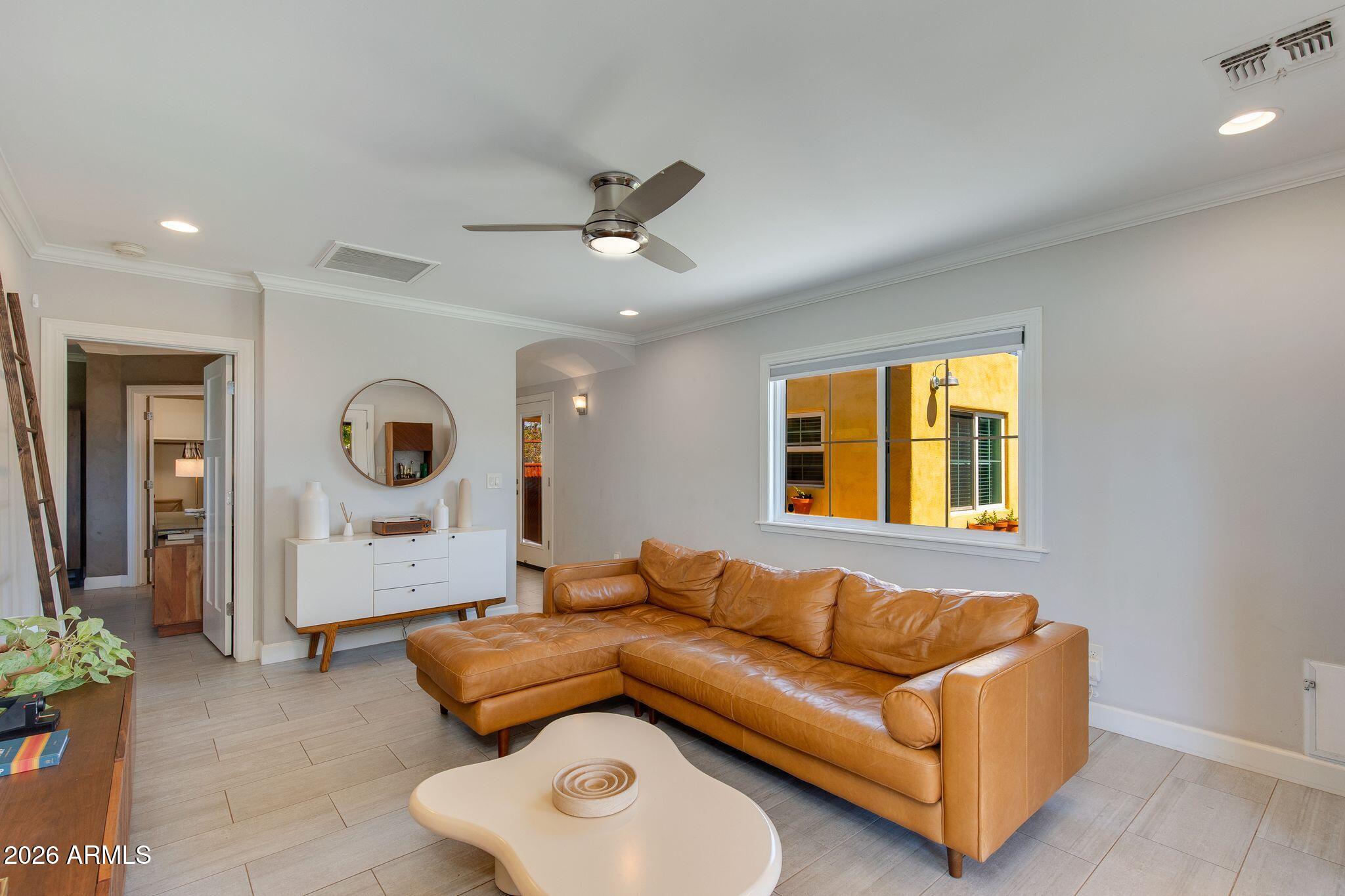 1413 W GLENROSA Avenue