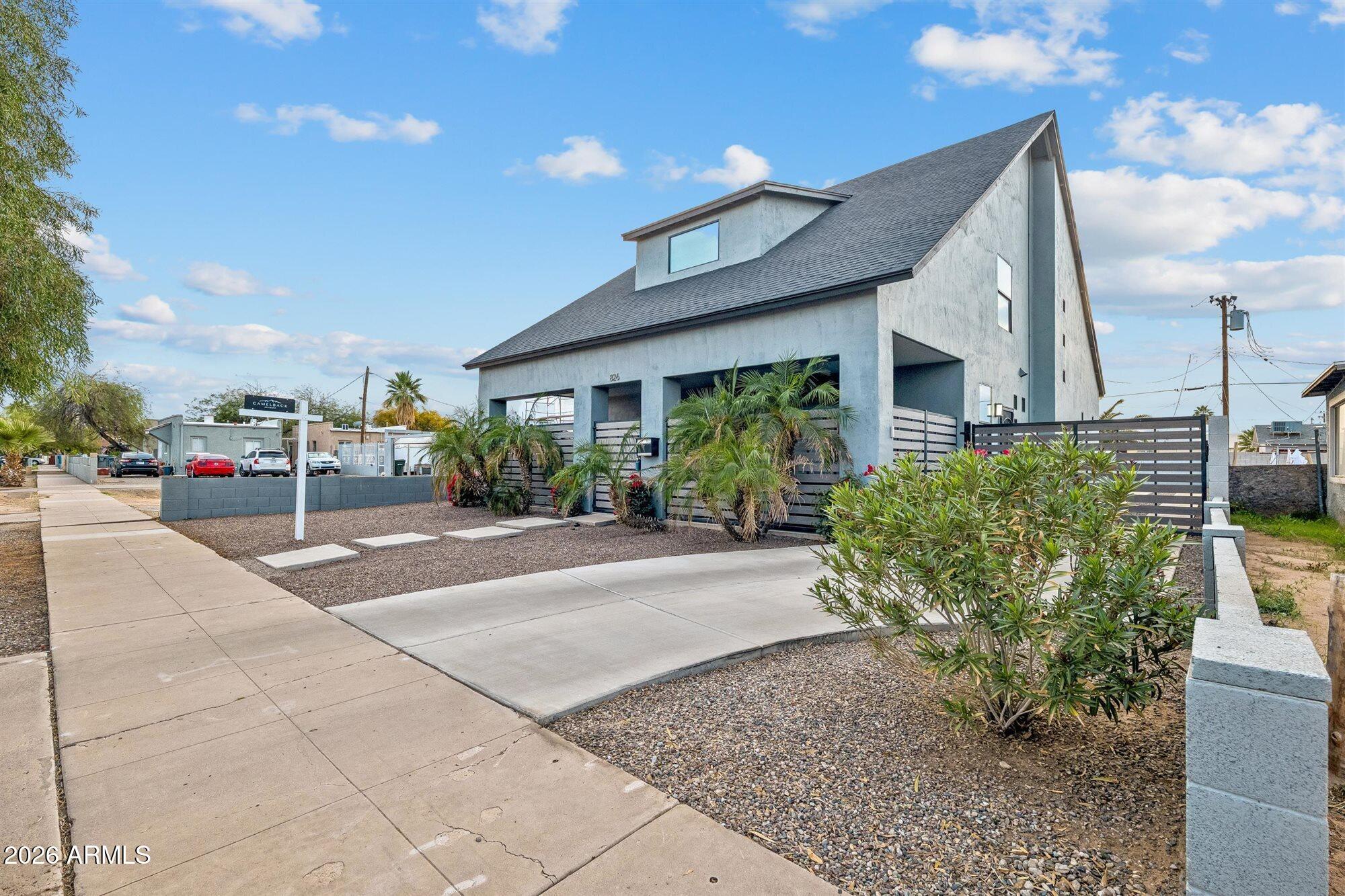 826 N 11TH Avenue