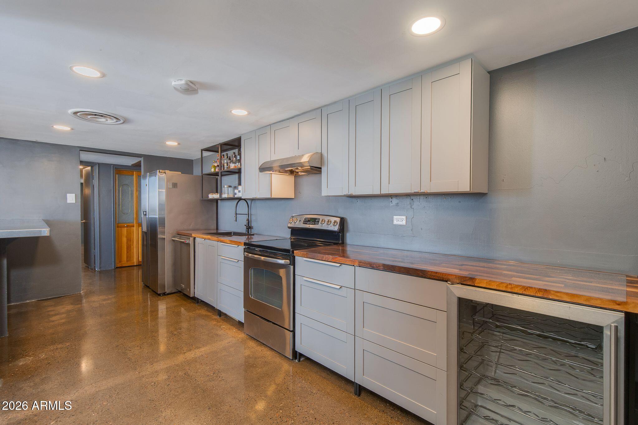 207 W CLARENDON Avenue W E16