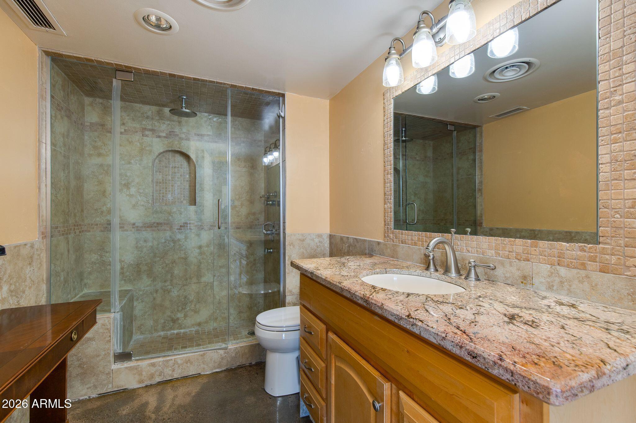 207 W CLARENDON Avenue W E16
