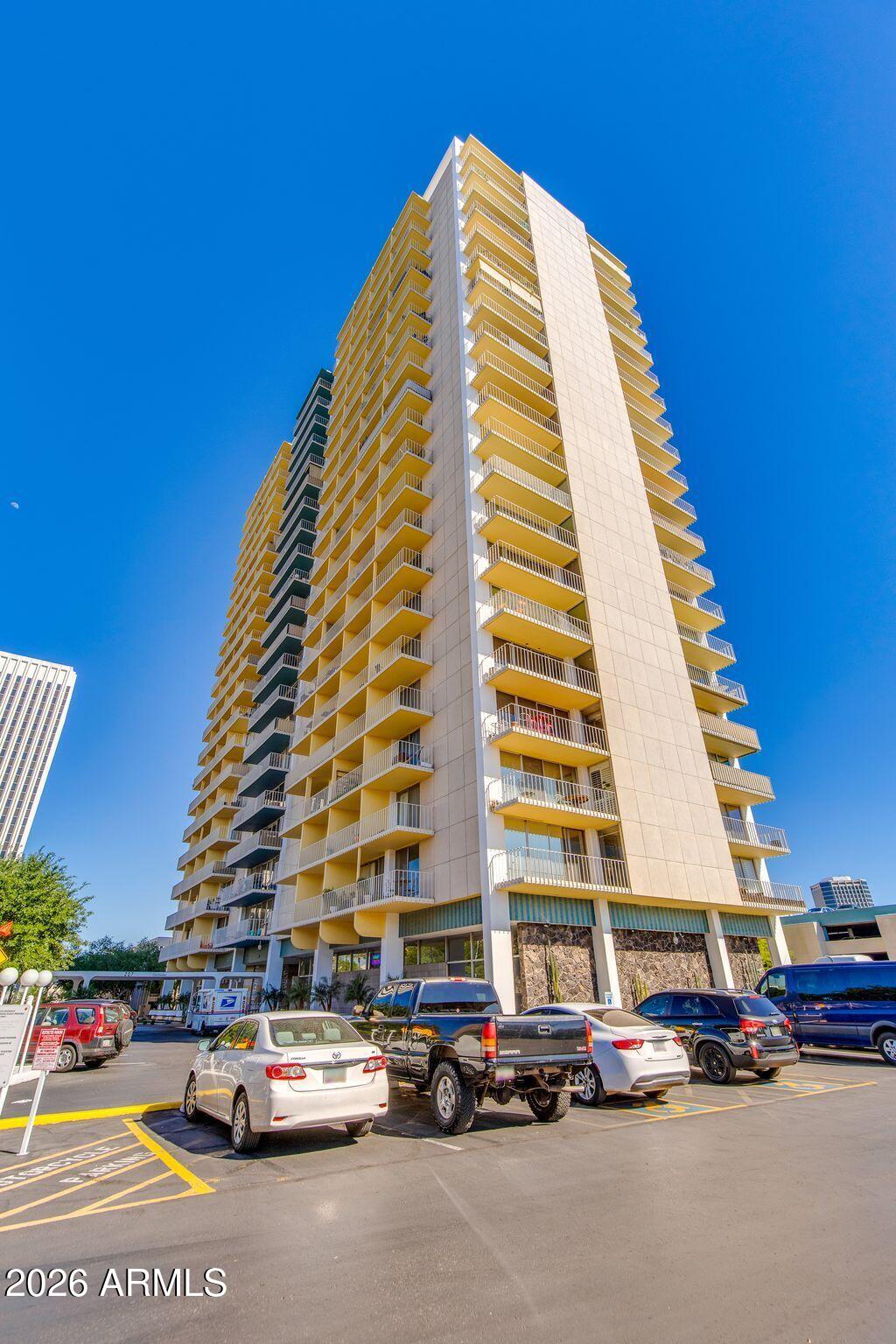 207 W CLARENDON Avenue W E16