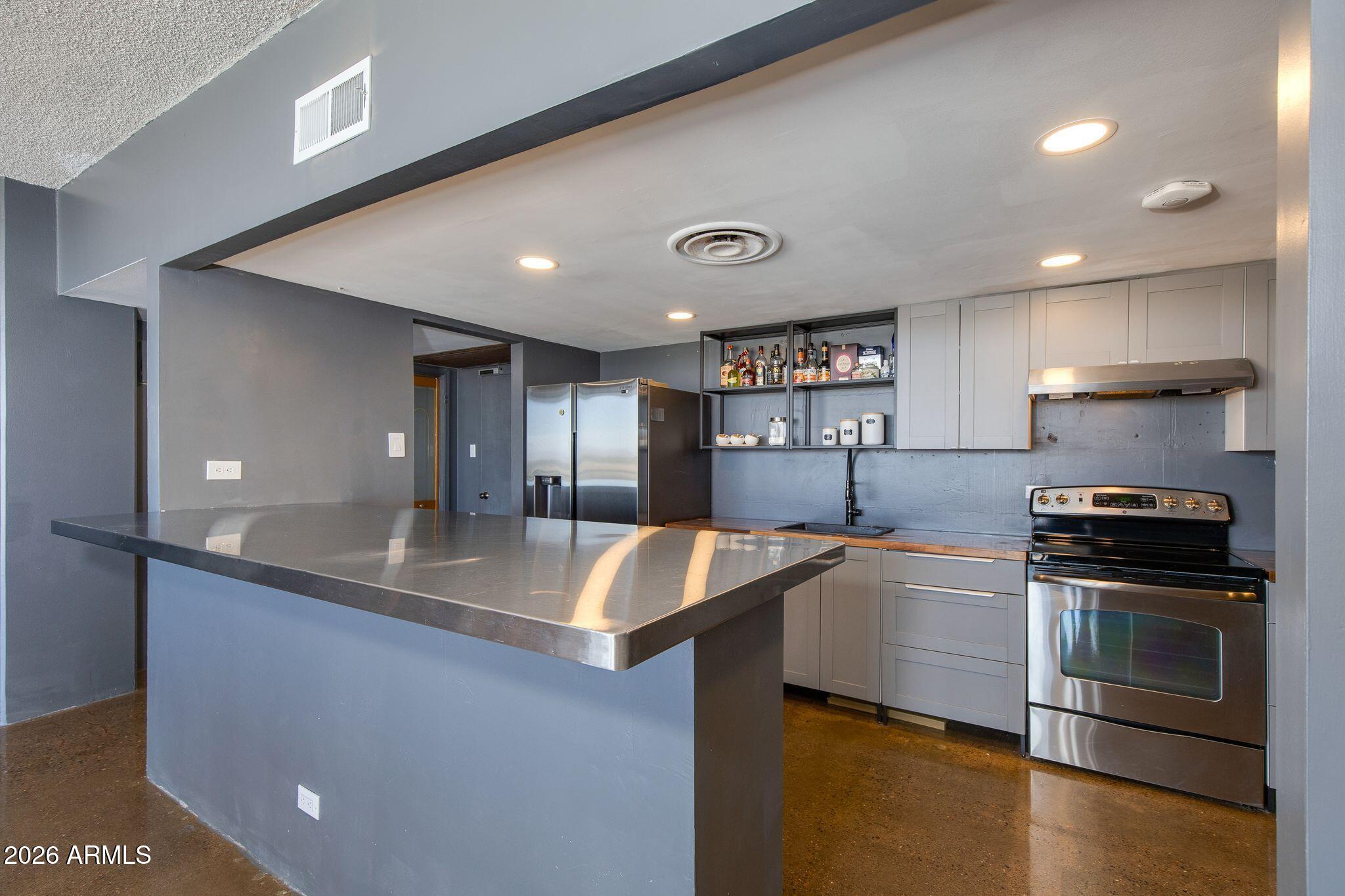 207 W CLARENDON Avenue W E16