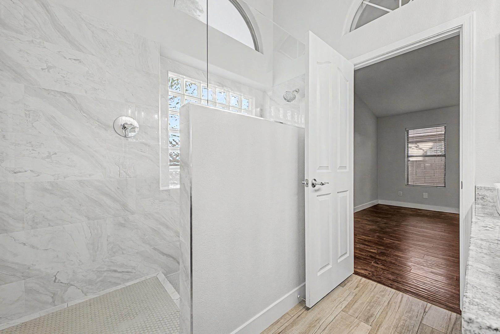 4309 E Abraham Lane