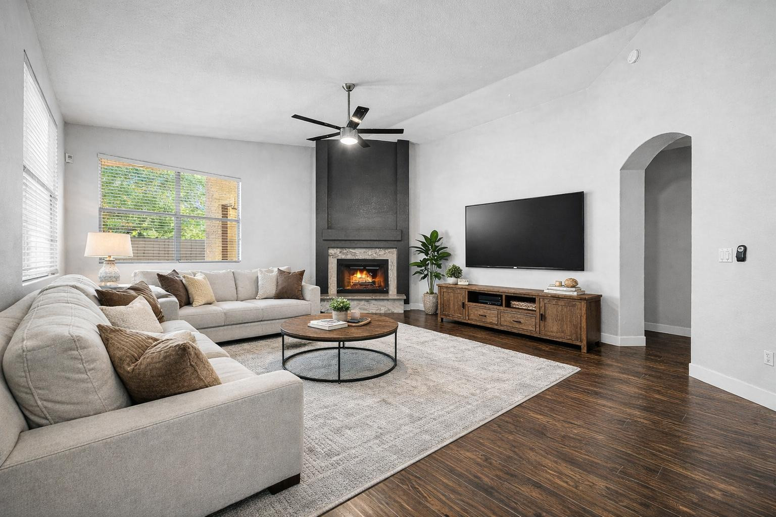 4309 E Abraham Lane