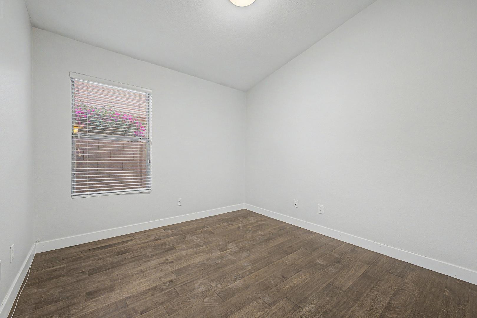 4309 E Abraham Lane