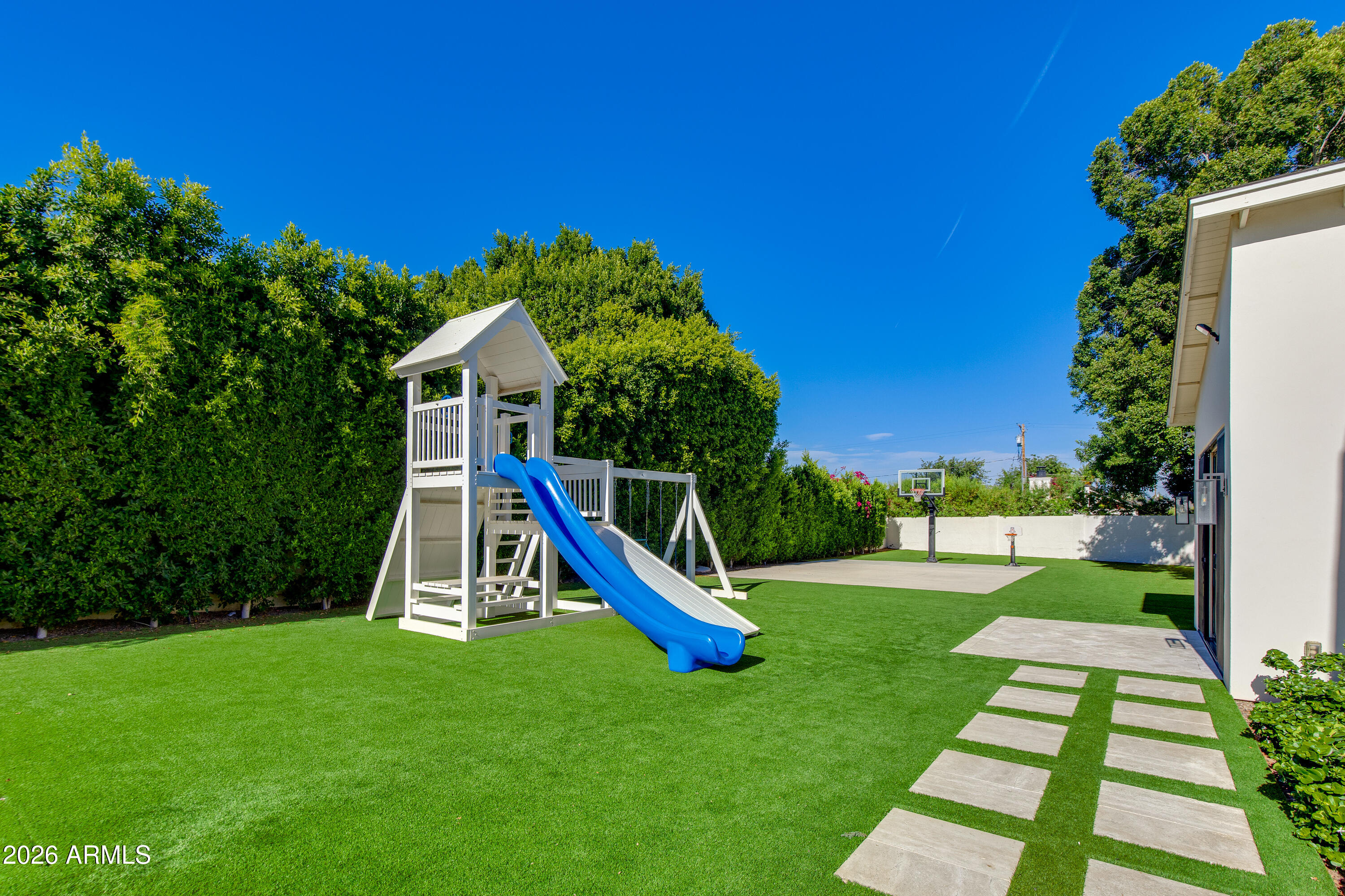 5502 E MARIPOSA Street