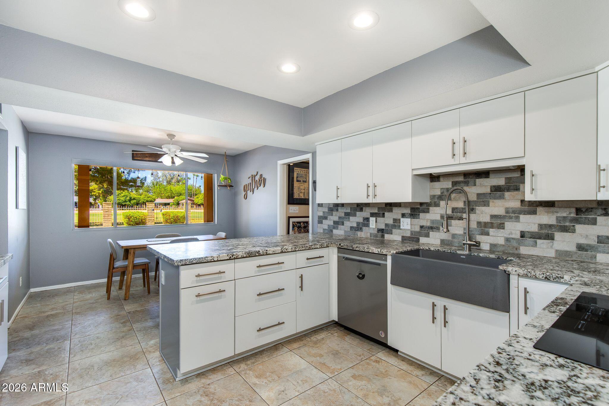 512 W MOON VALLEY Drive