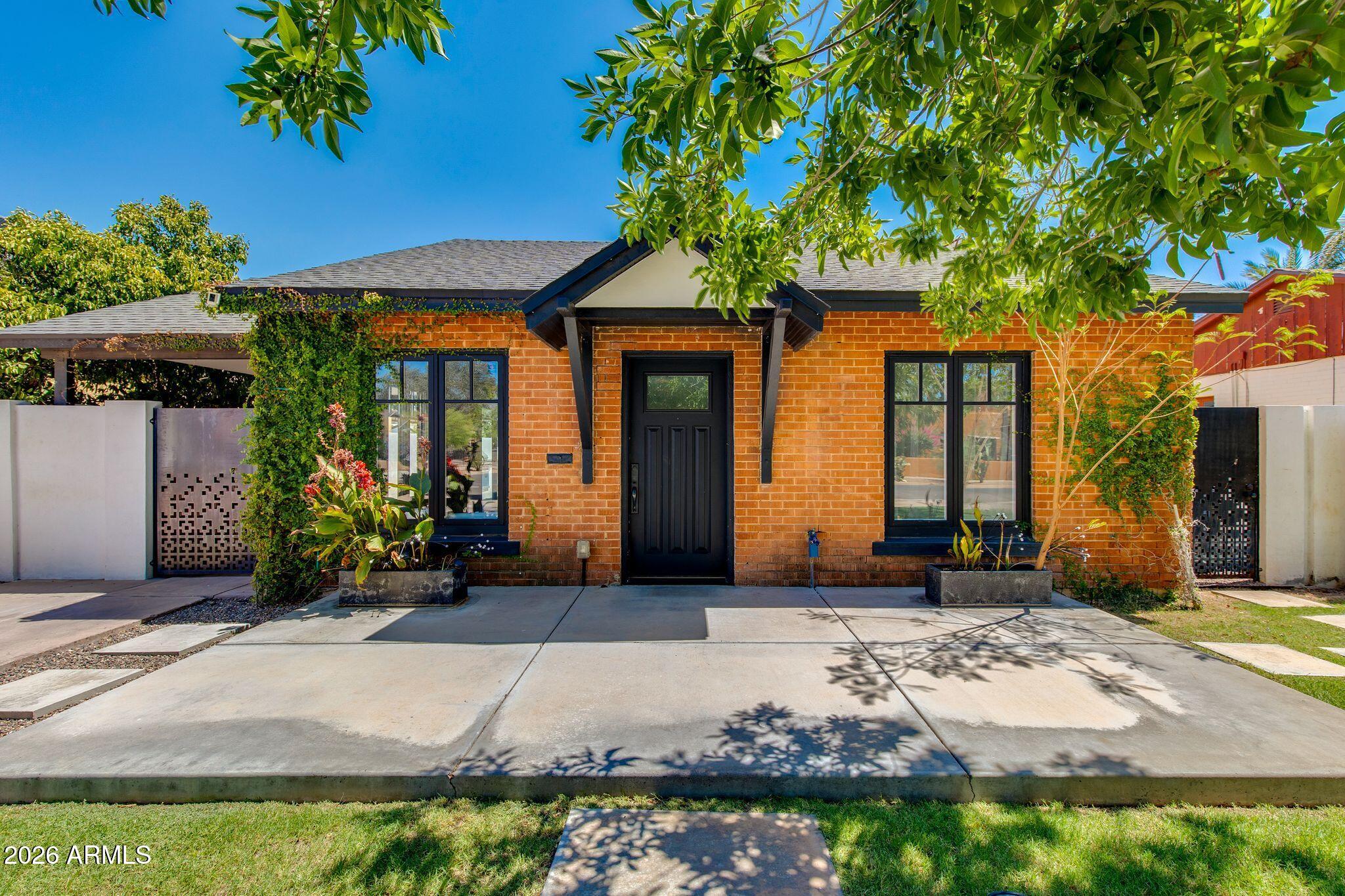 1123 E CORONADO Road