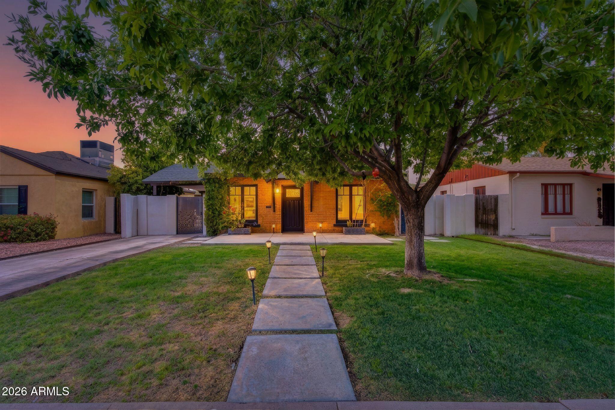 1123 E CORONADO Road