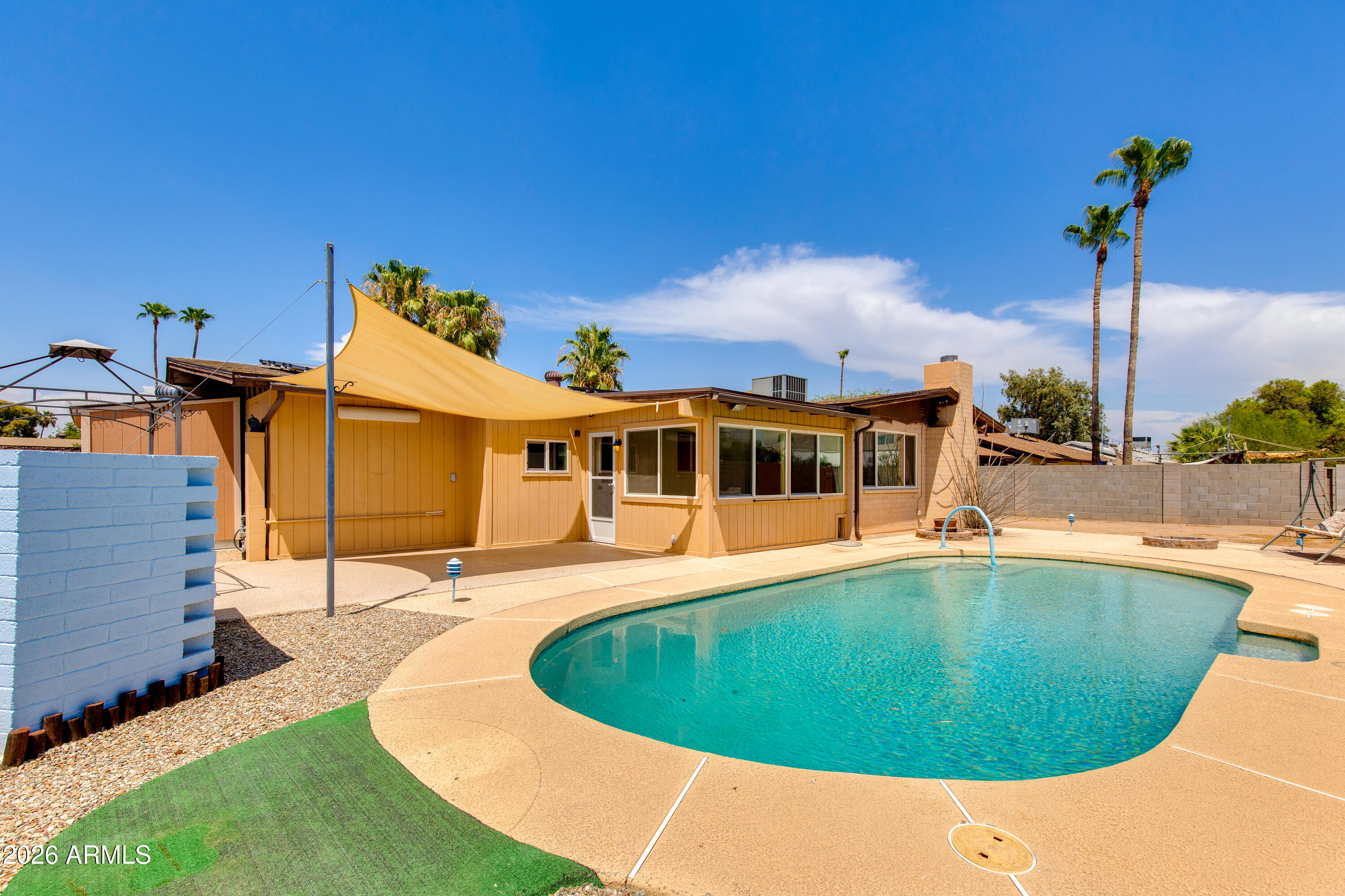 2815 E SYLVIA Street