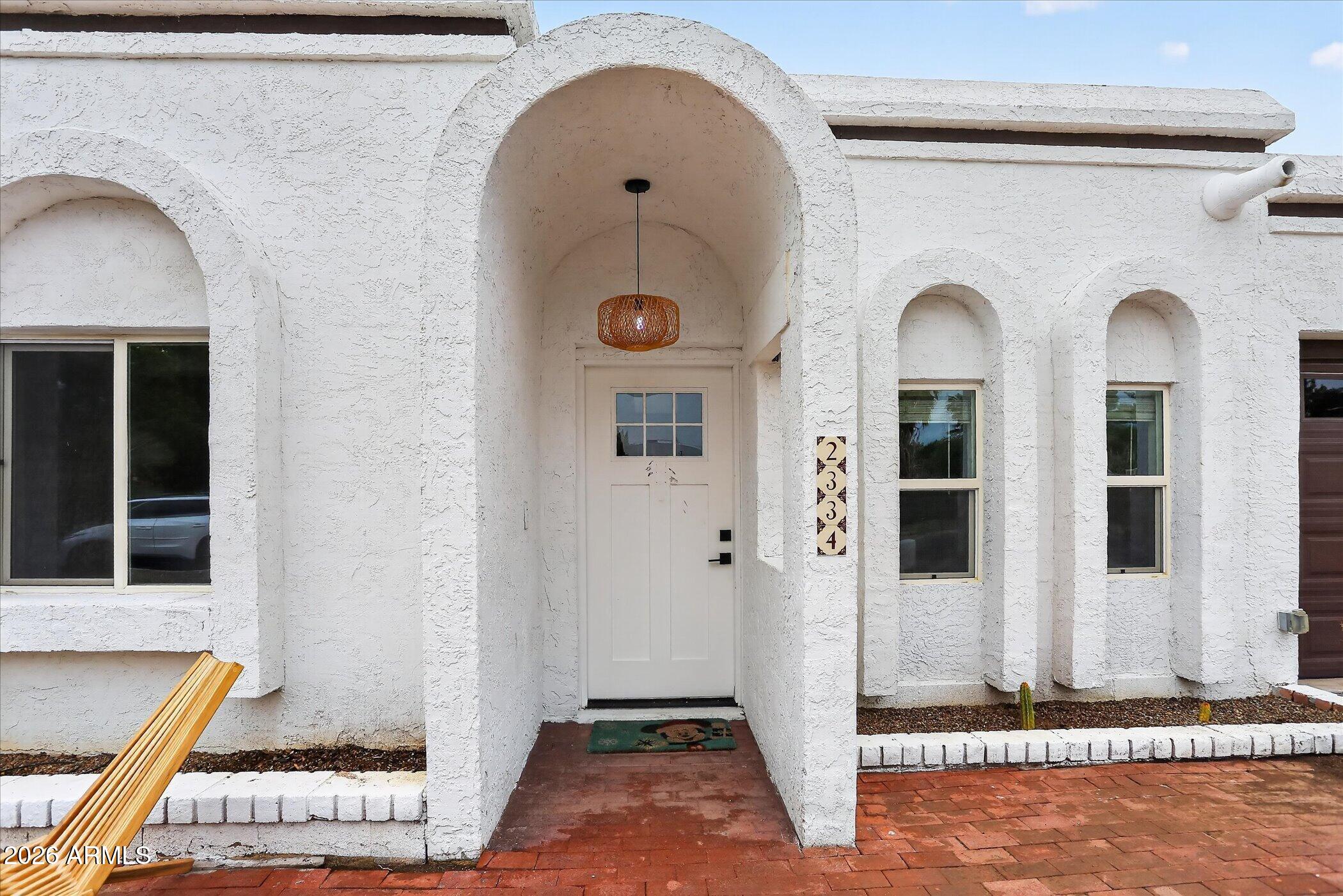 2334 W AUGUSTA Avenue