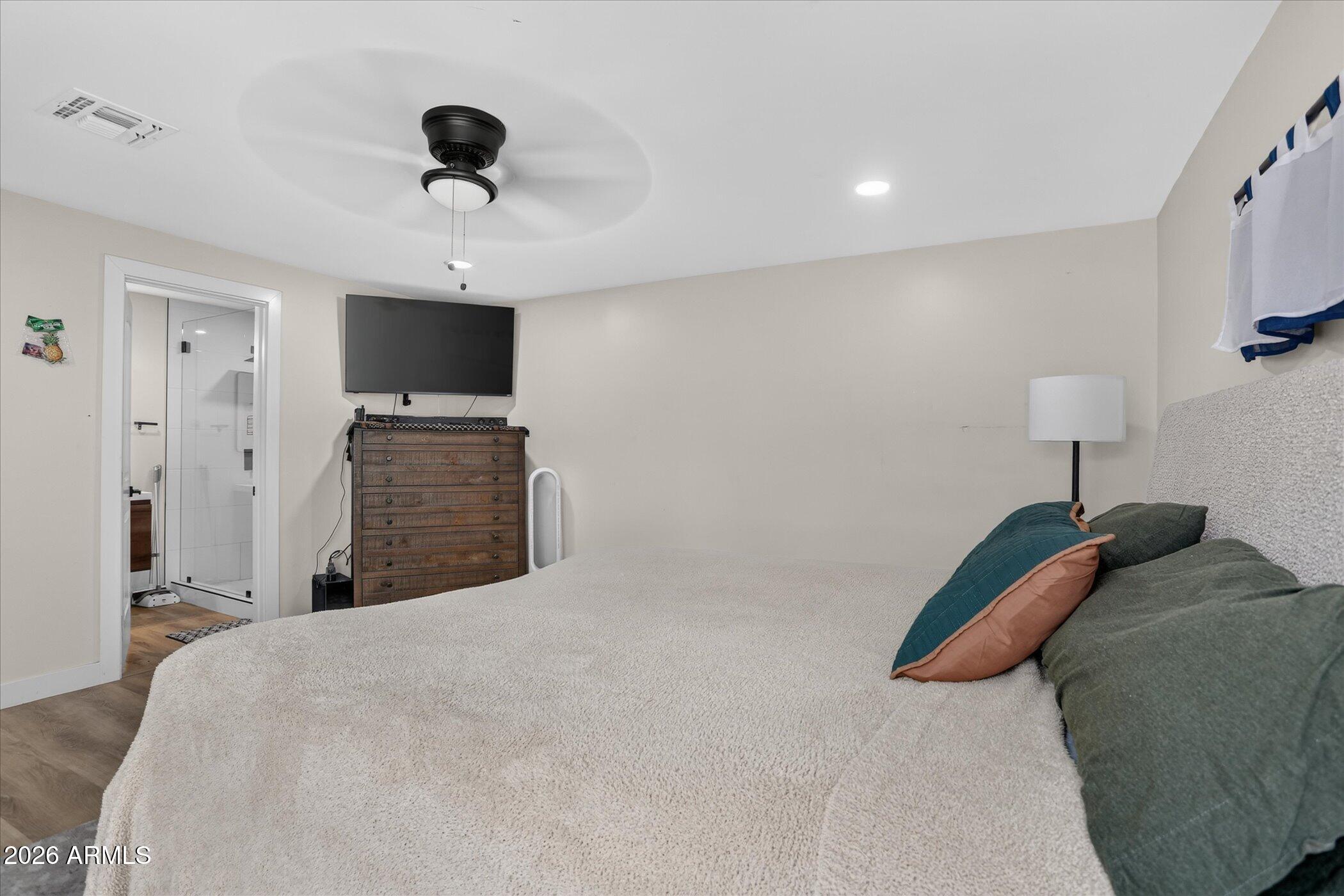 2334 W AUGUSTA Avenue
