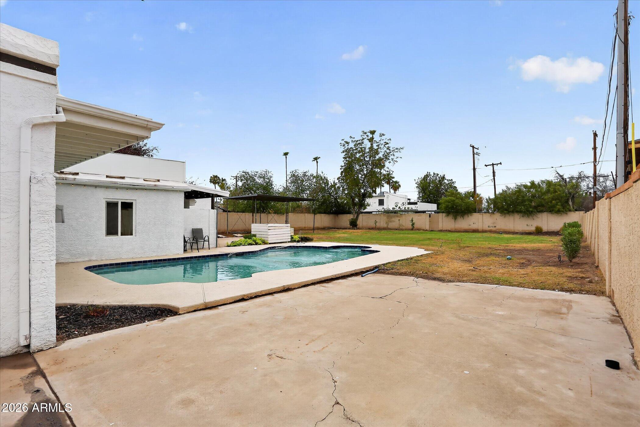 2334 W AUGUSTA Avenue