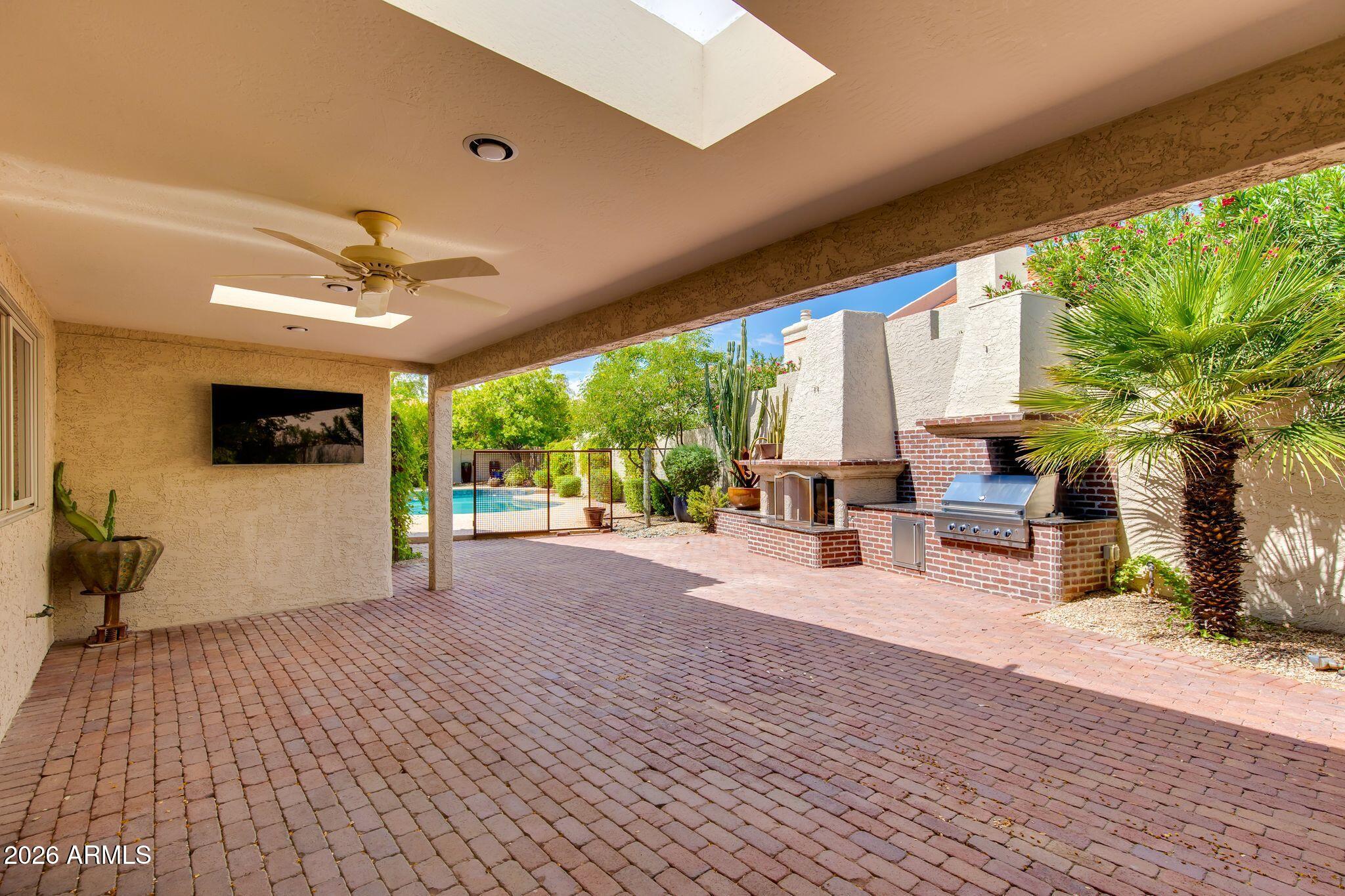 2412 E SOLANO Drive