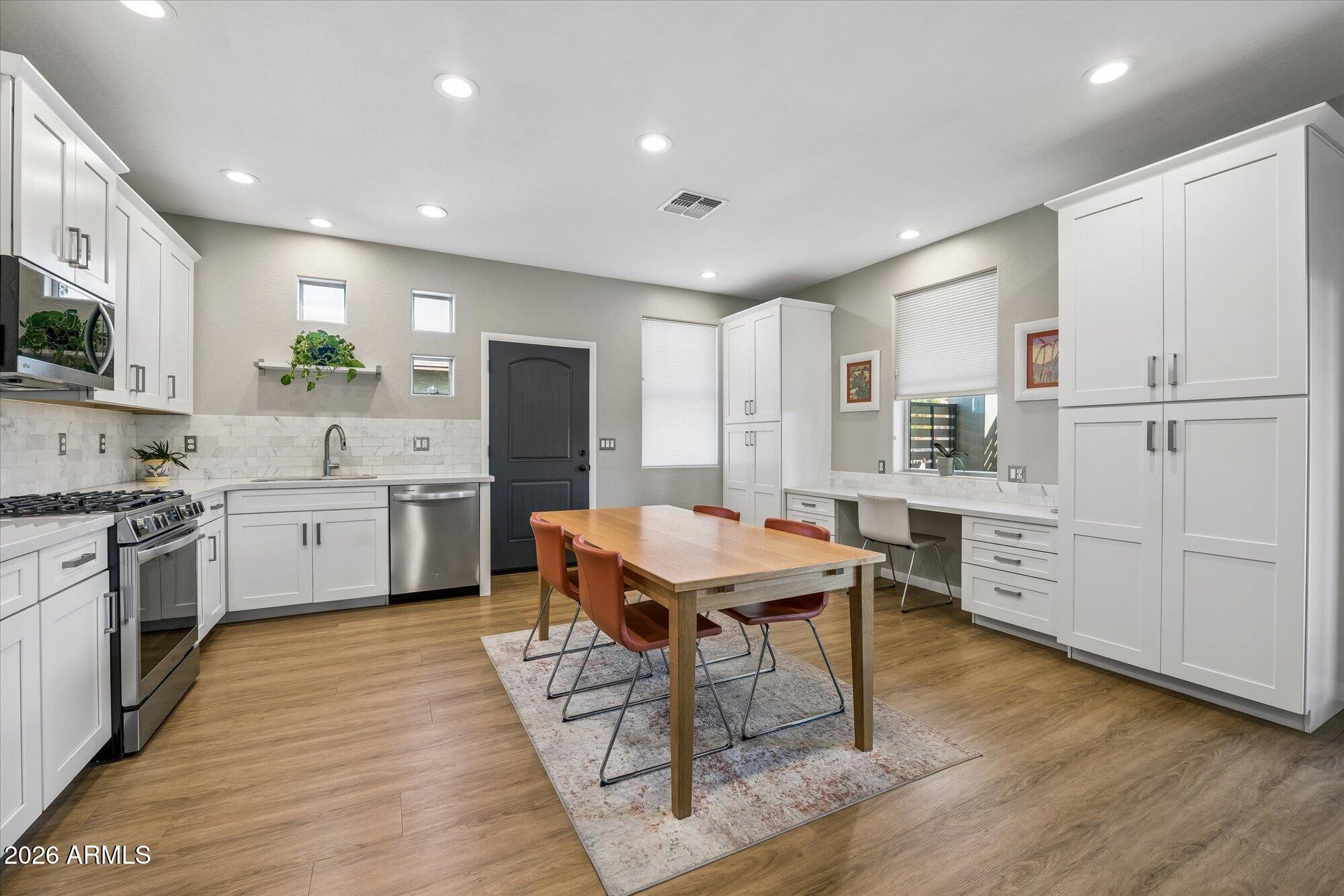 826 N 11TH Avenue