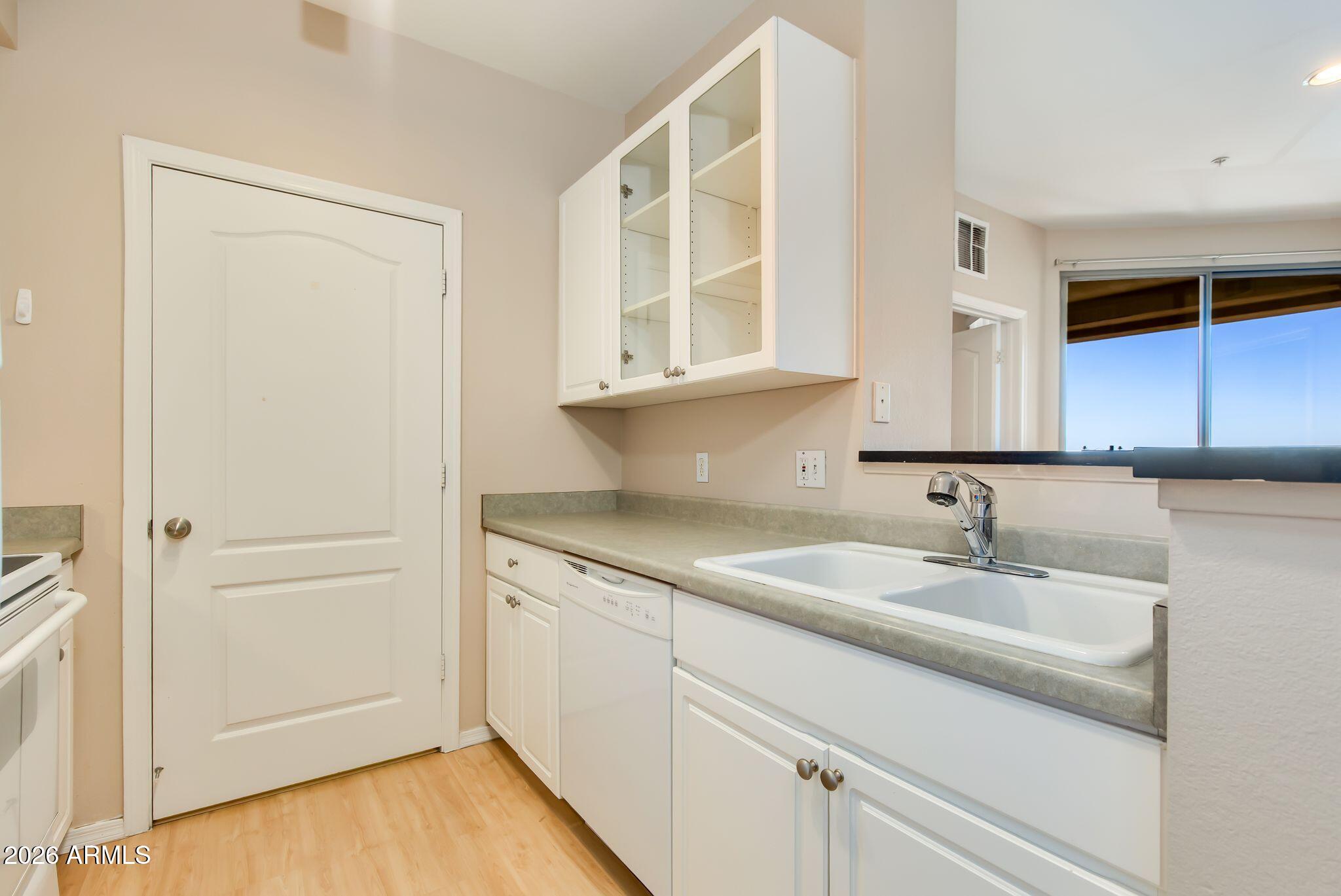 1701 E COLTER Street 484