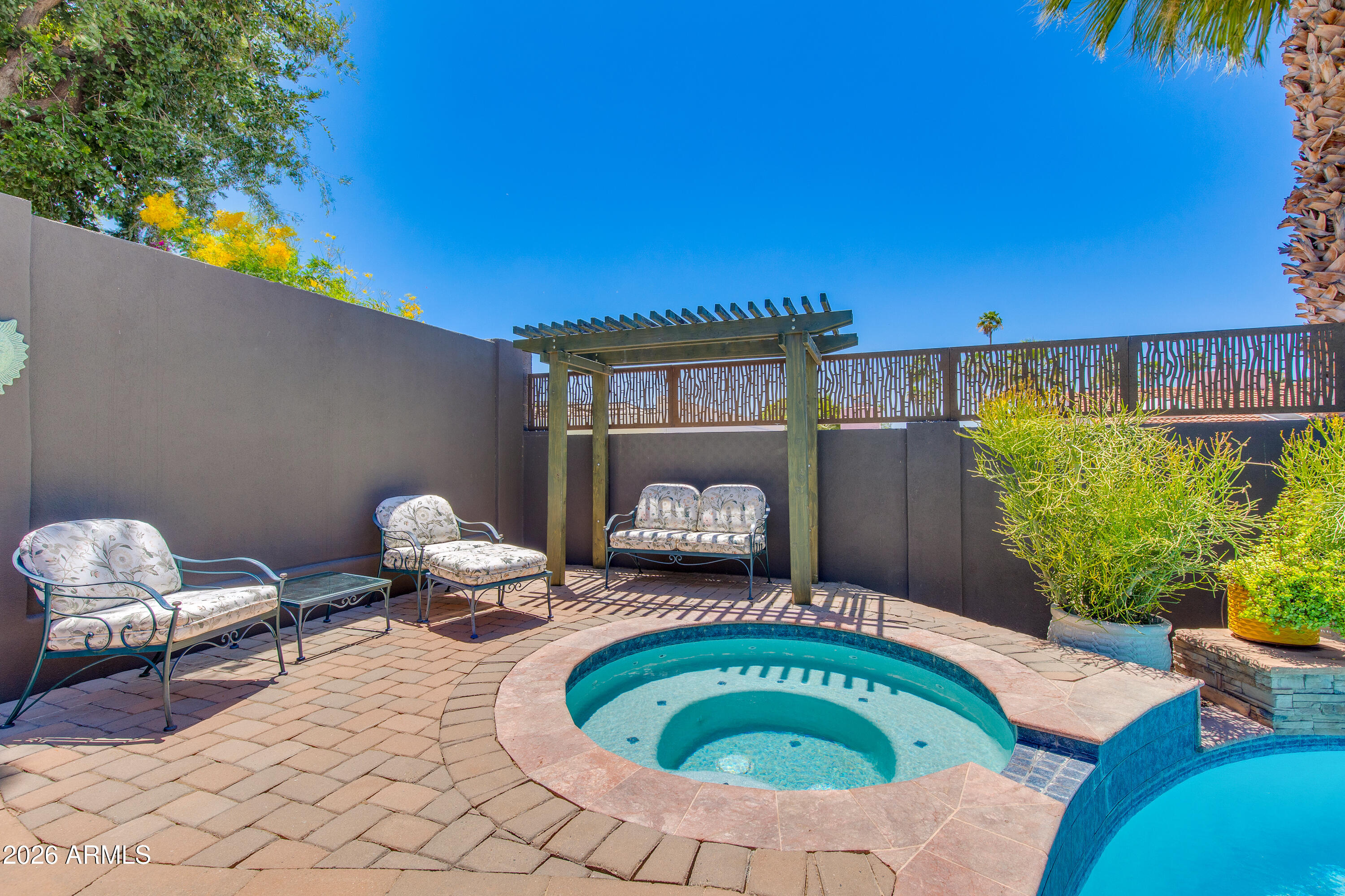 925 E WALTANN Lane