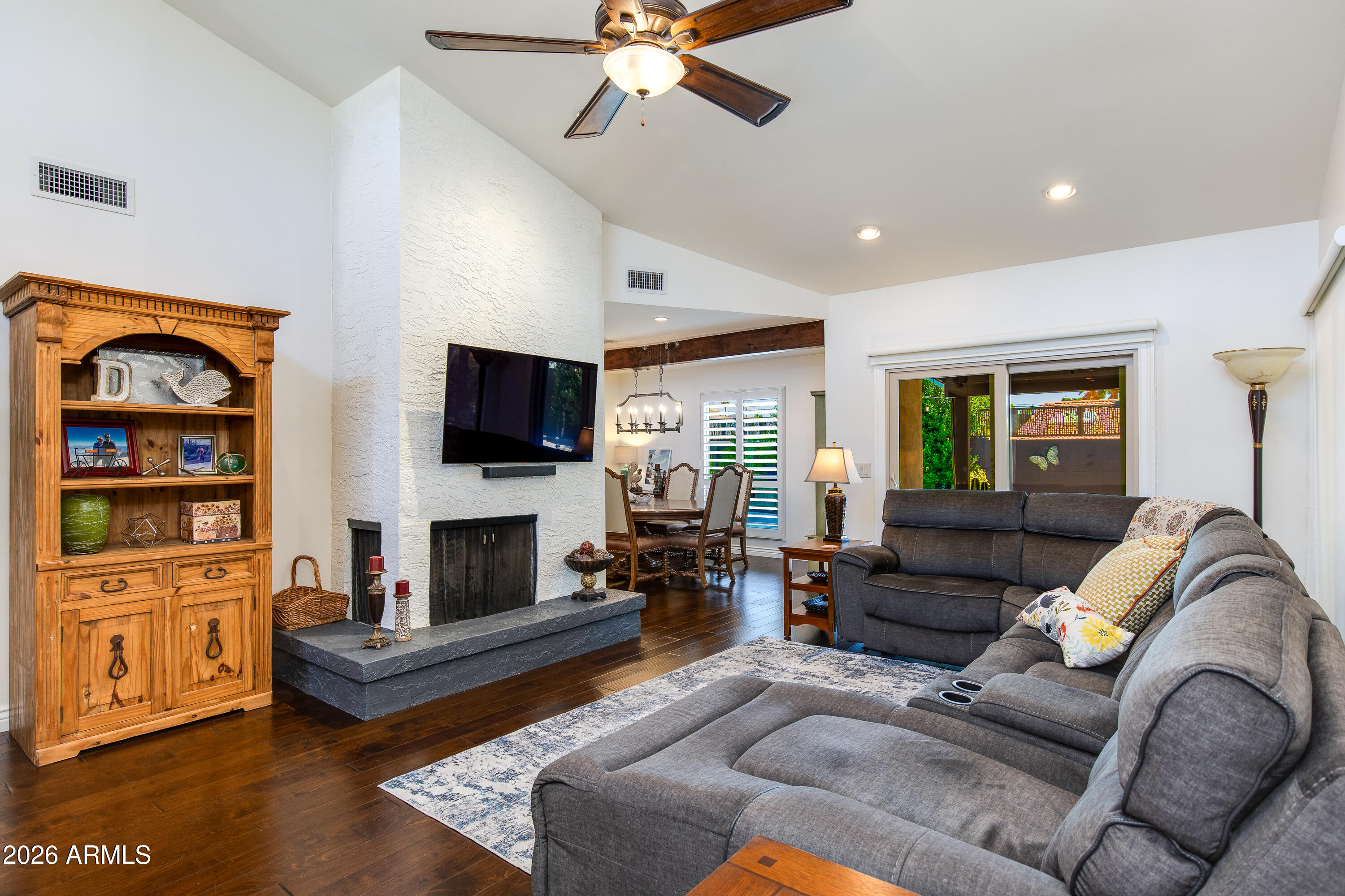 925 E WALTANN Lane