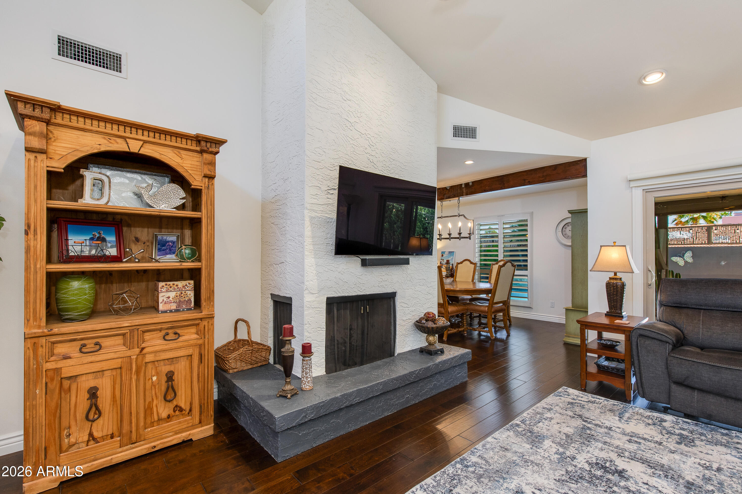 925 E WALTANN Lane
