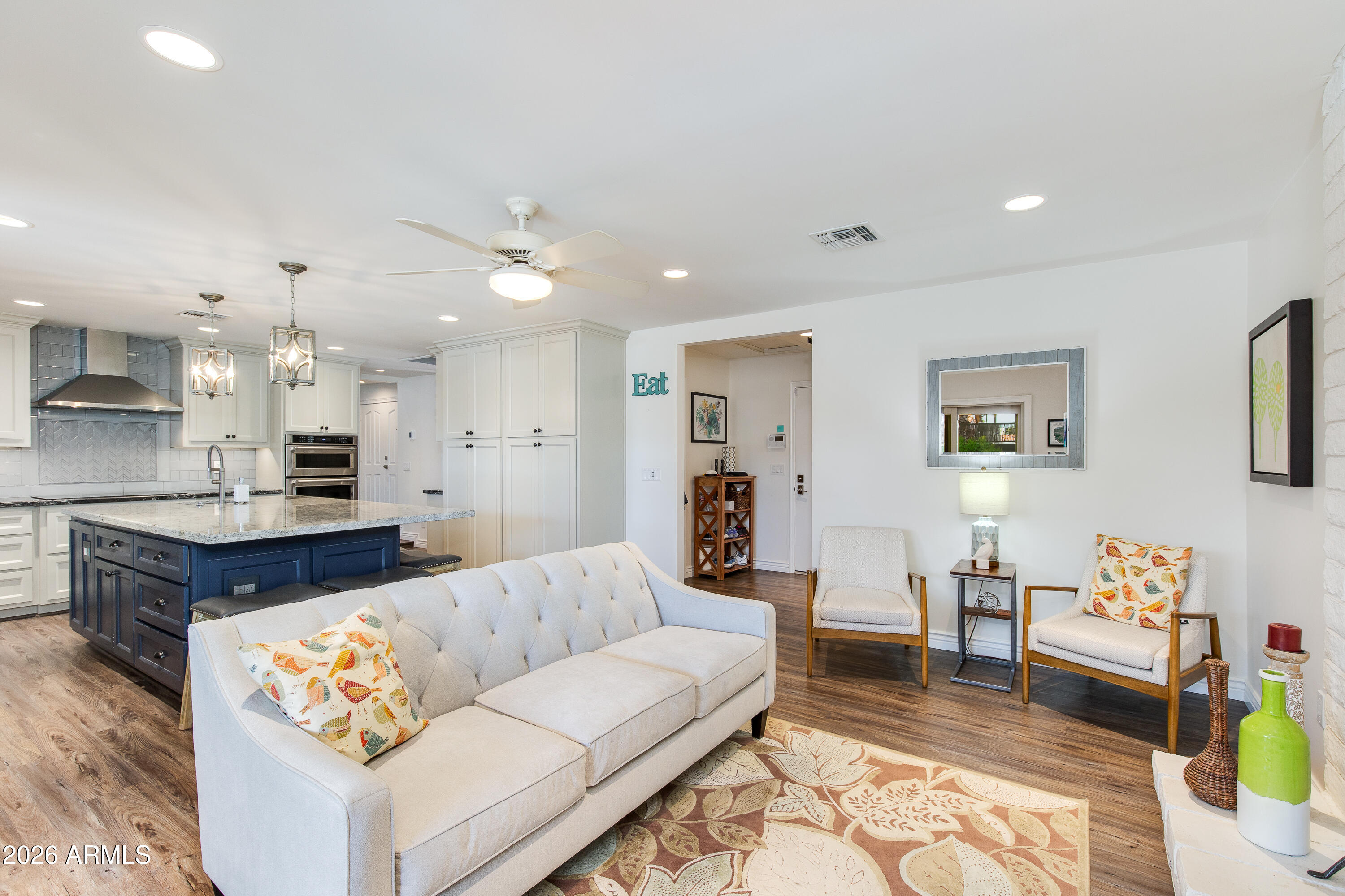 925 E WALTANN Lane