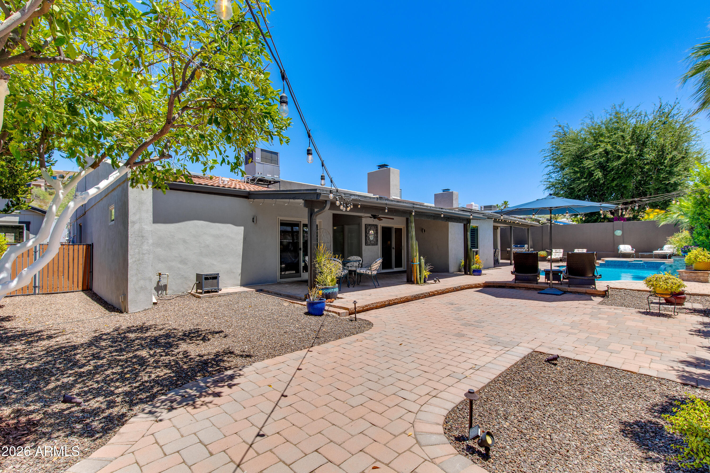 925 E WALTANN Lane