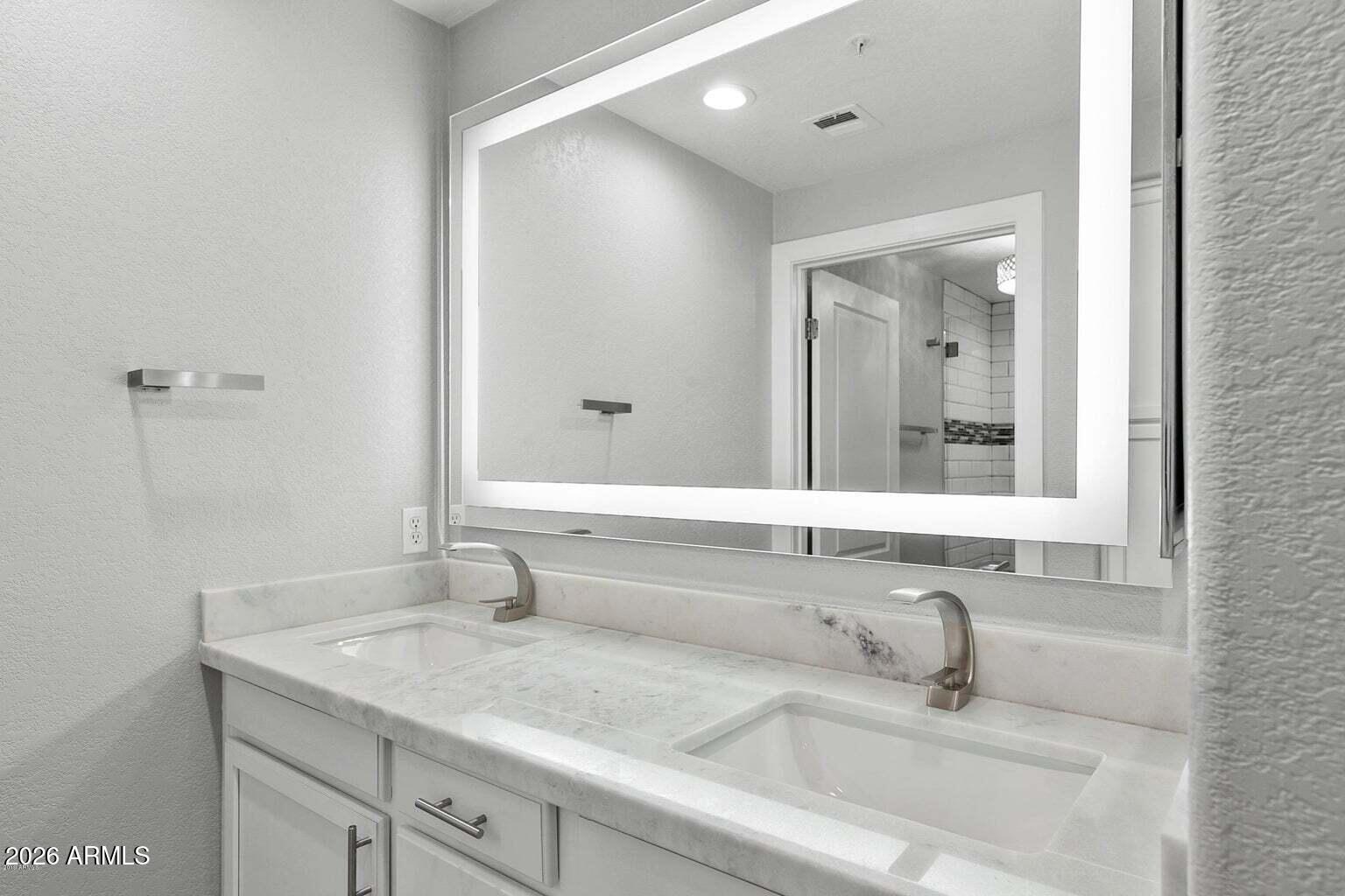 11680 E SAHUARO Drive 2005