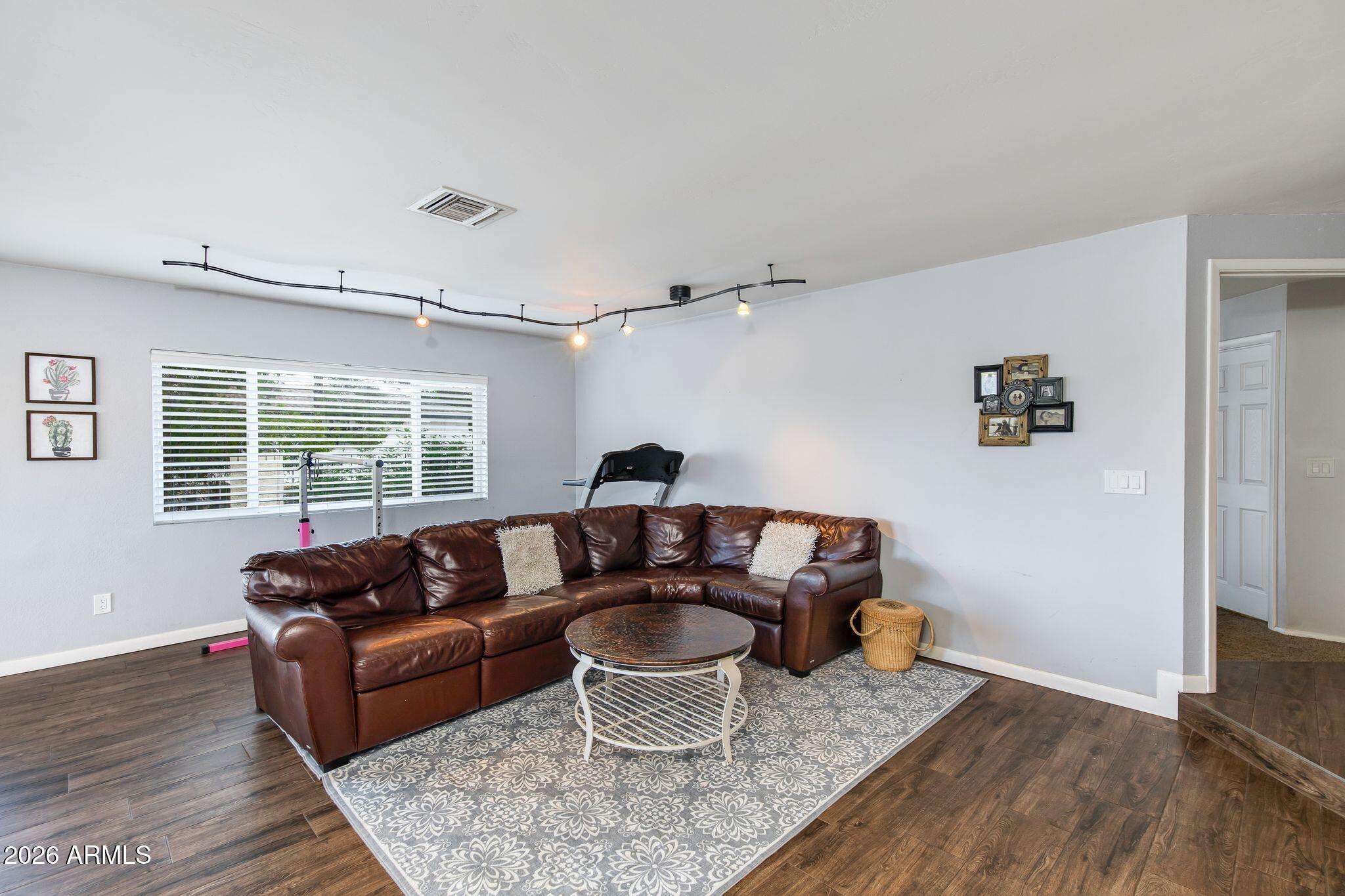 502 W SURREY Avenue