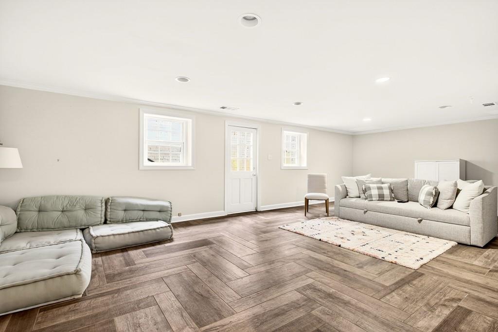 328 King Road NW