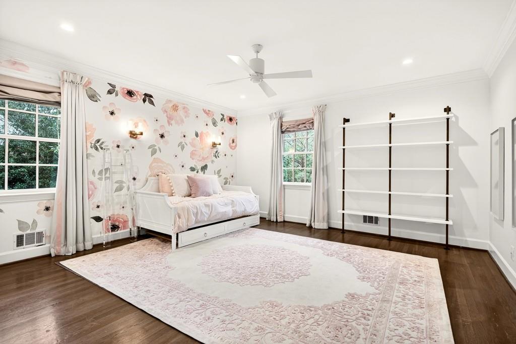 328 King Road NW